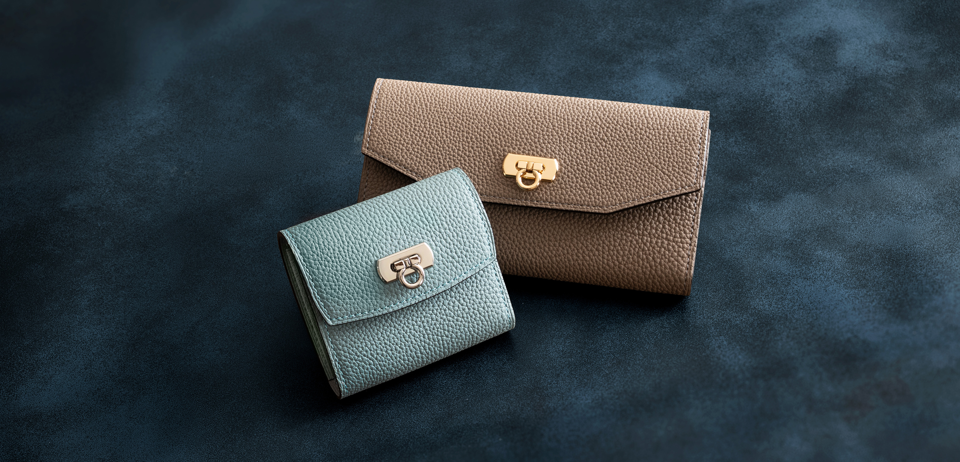 視認性と収納力を備えた、ギャルソンウォレット。