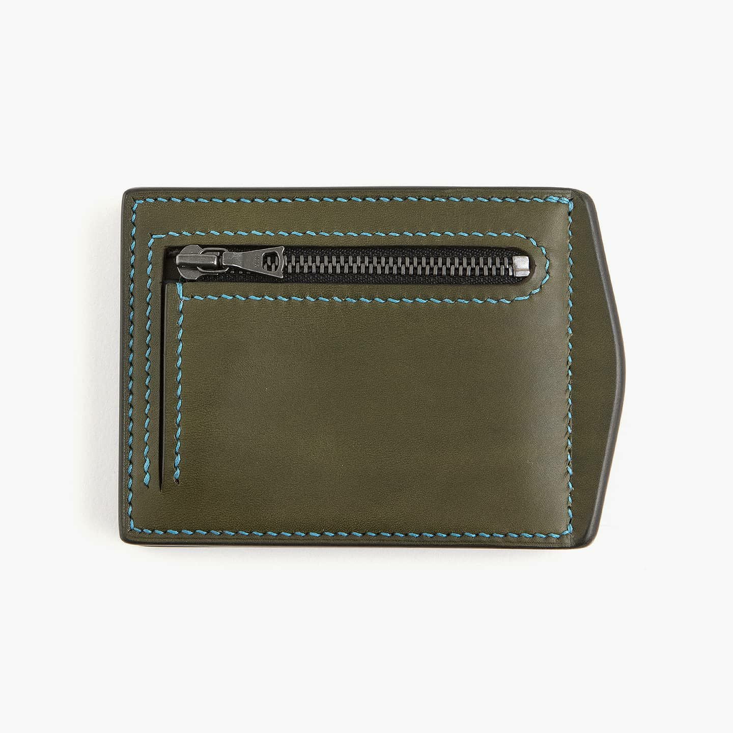 外装 小銭入れ側（リスシオ）：Oliva ／ 糸色（MeiSi）：Lake Blue ／ ファスナーテープ：Black ／ 金具：Black