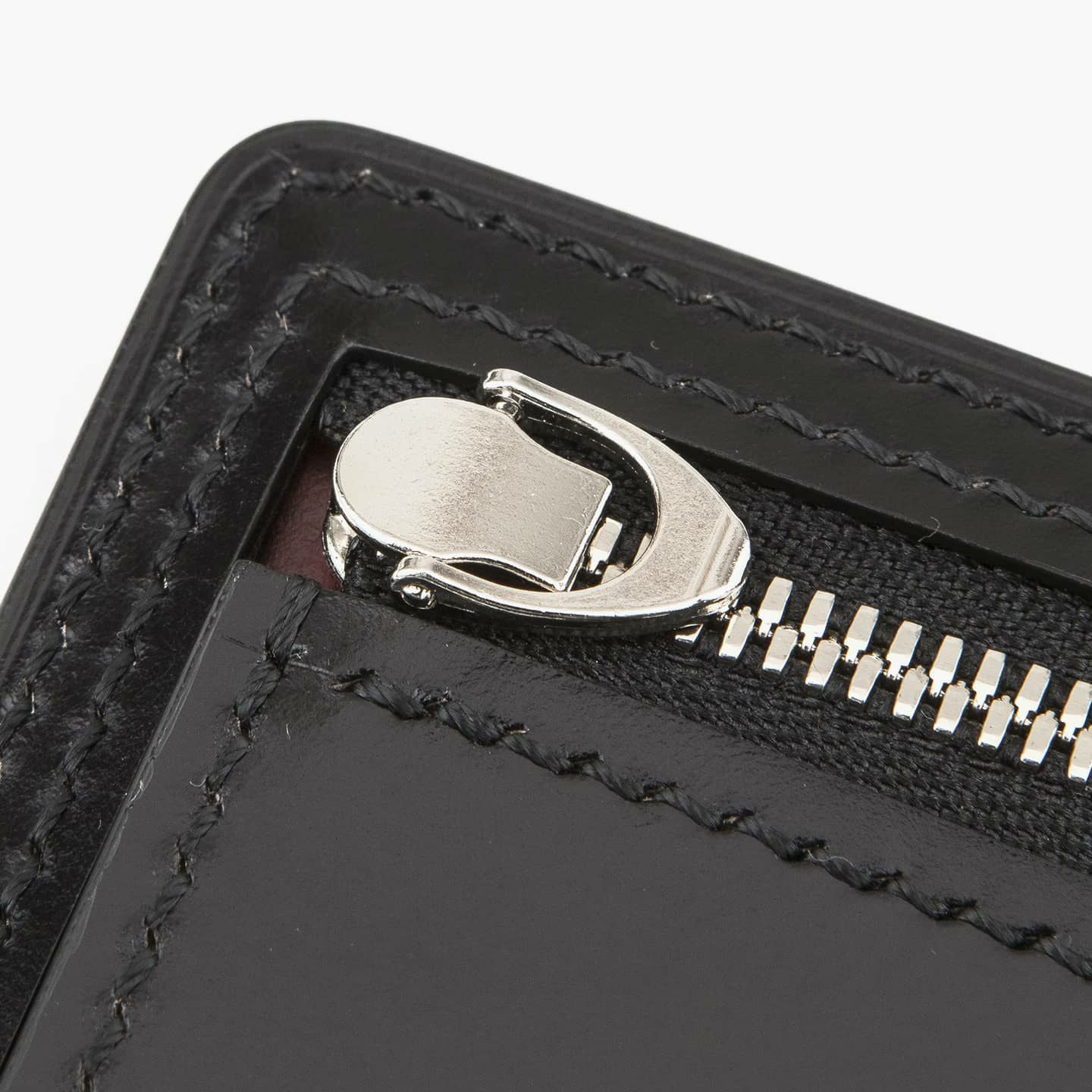 外装（コードバン）：Black、内装（ブリランテ）：Red、ファスナー：Silver