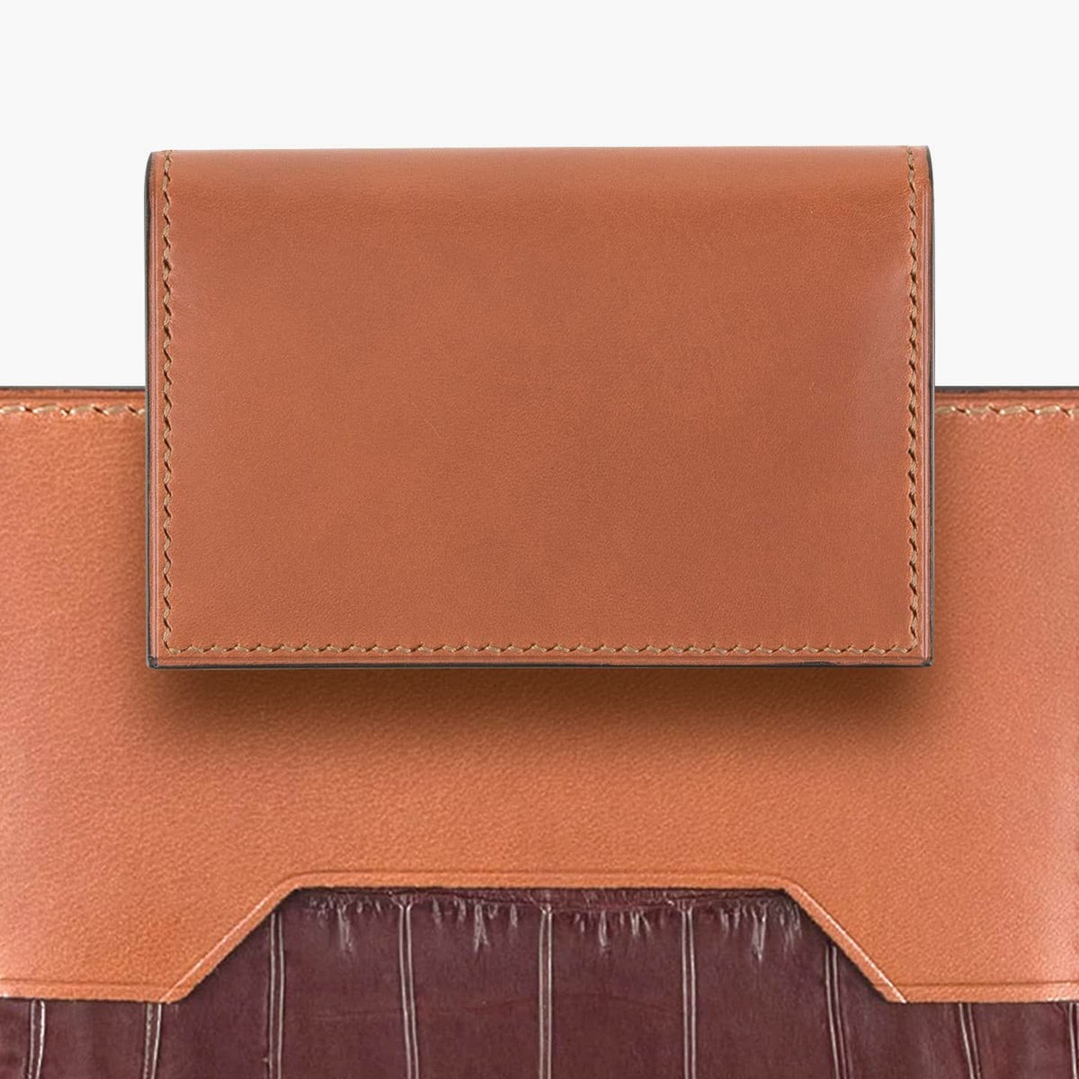 外装（ブリランテ）：Brown、内装（ブリランテ）：Brown、カード段装飾（クロコダイル）：Bordeaux