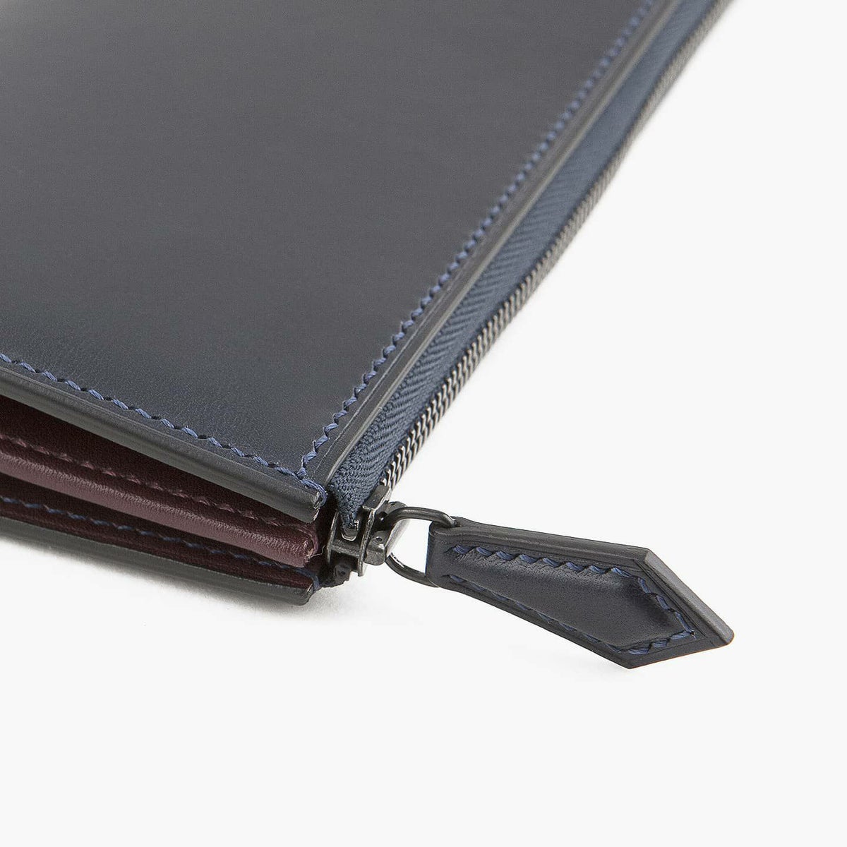 外装（ブリランテ）：Navy、内装（国産牛革）：Bordeaux、ファスナー：Black