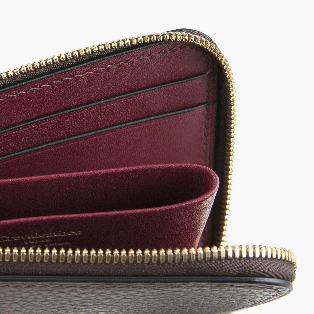 外装（ベルーガ）：Dark Brown、内装（国産牛革）：Bordeaux、ファスナー：Gold