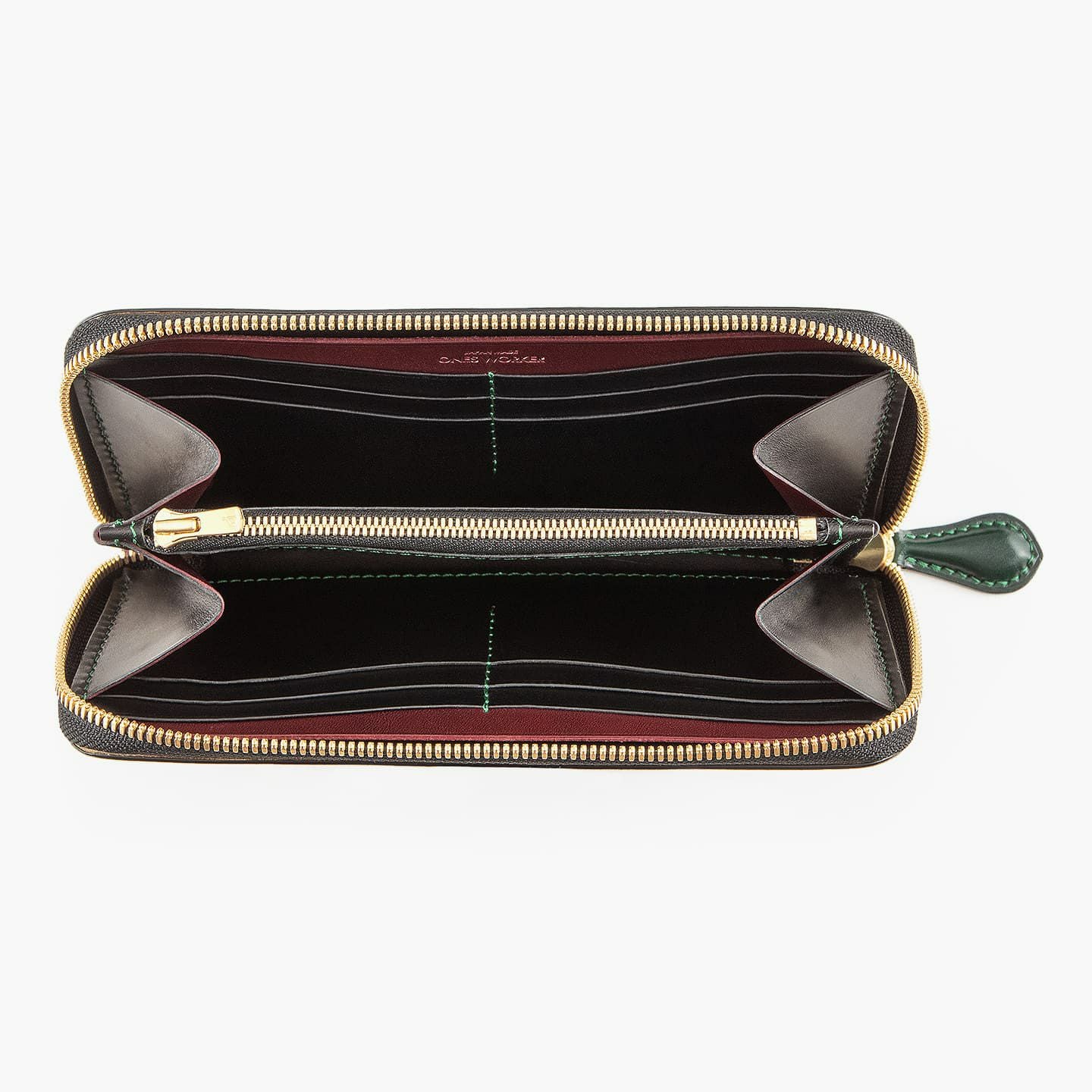 外装（コードバン）：Green、内装（ブッテーロ）：Black、カード段装飾（ブッテーロ）：Wine、外装 ファスナー 金具：Gold ／ テープ：Black、内装 ファスナー 金具：Gold ／ テープ：Black、糸色：外装（コードバン）と同系色