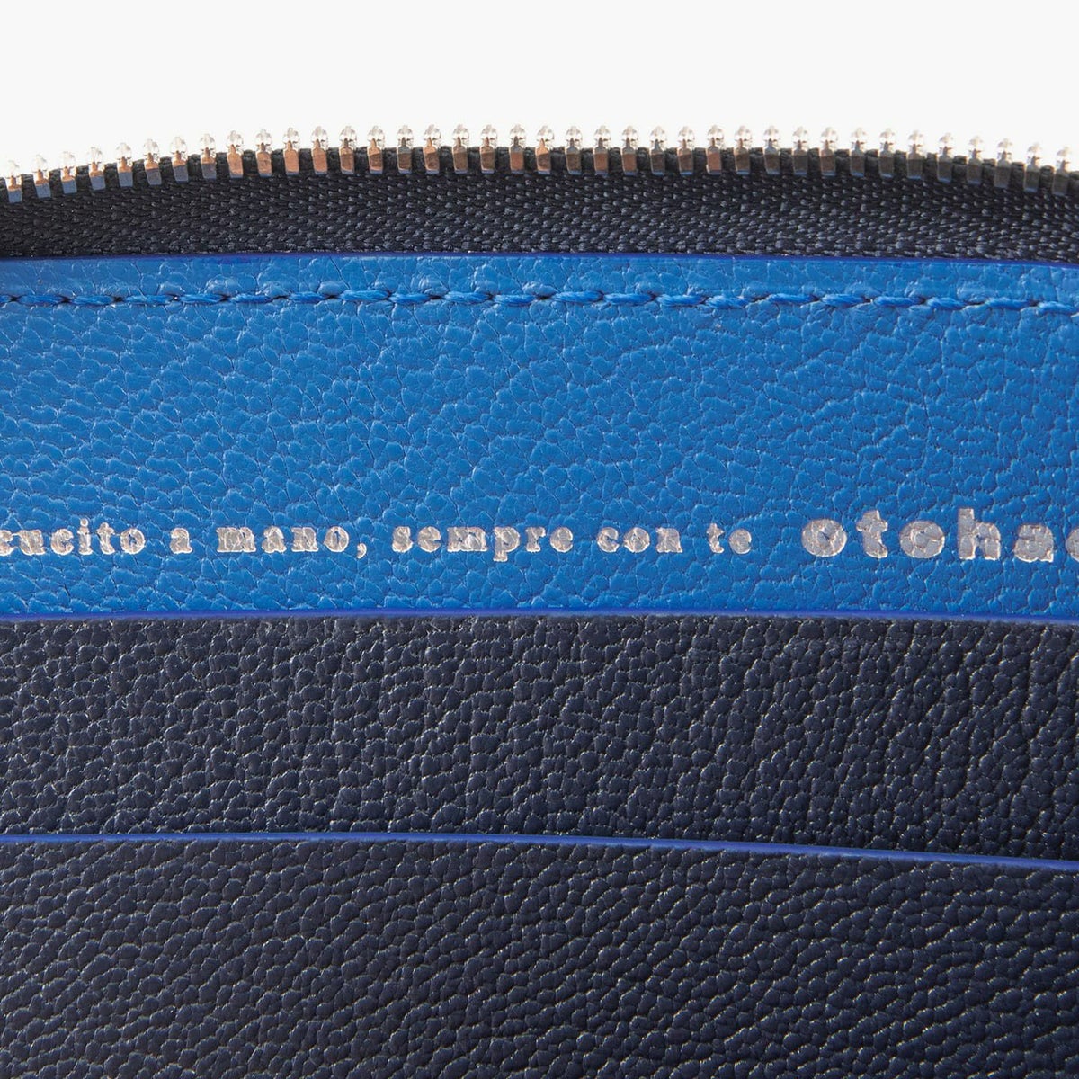 外装（シェーブル）：Sky(Denim)、内装＆引き手（シェーブル）：Navy(Marine)、糸色：外装と同系色、ファスナーテープ：内装と同系色、ファスナー：Silver（刻印カラーも同じ）