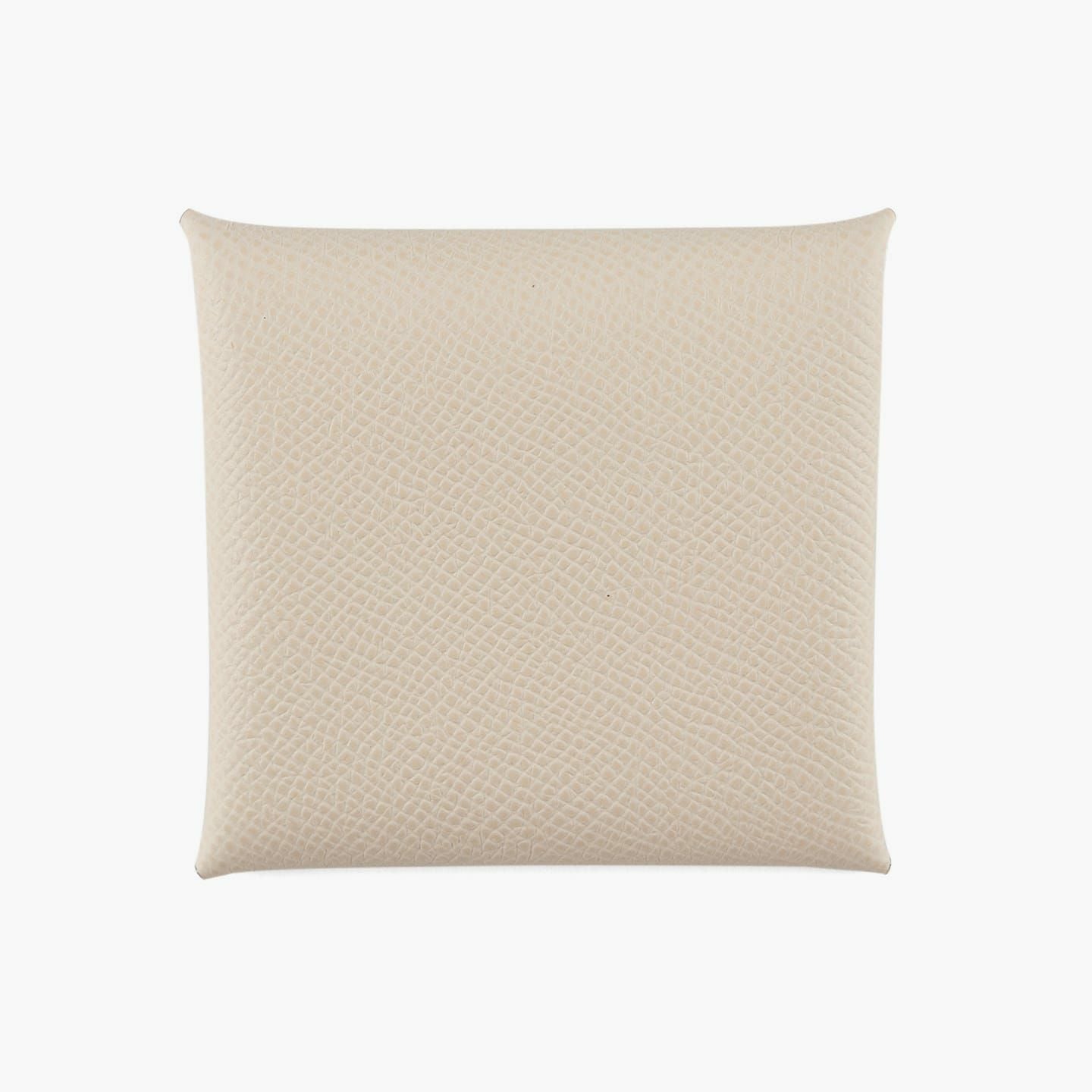 外装（ダービー）：Ivory、内装（ダービー）：Etoupe、金具：Gold