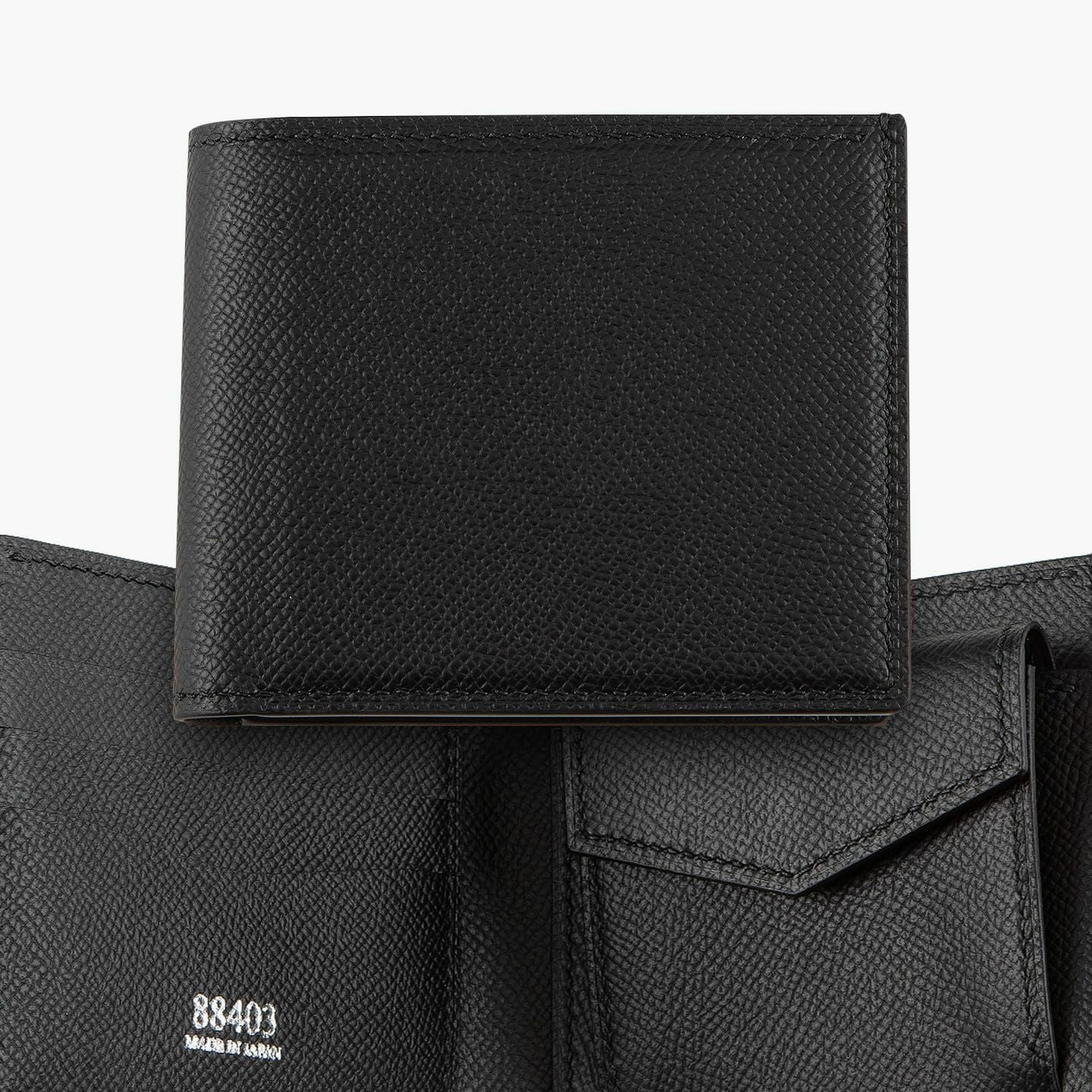 外装（ダービー）：Black、内装（ダービー）：Black、内装 小銭入れ裏（牛革）：Black、糸色：Black、ホック：Silver、ロゴ刻印：箔押し（金具と同色）