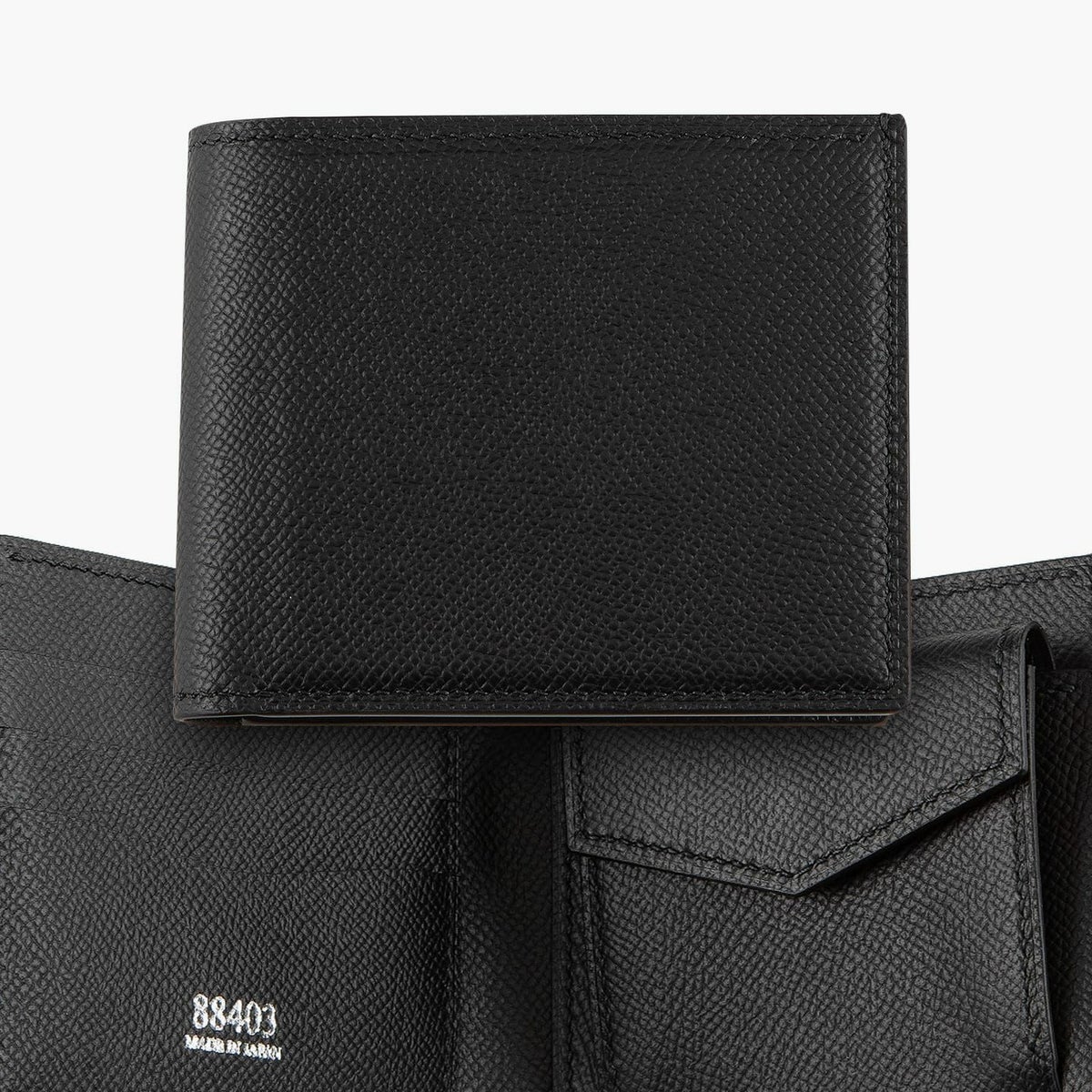 外装（ダービー）：Black、内装（ダービー）：Black、内装 小銭入れ裏（牛革）：Black、糸色：Black、ホック：Silver、ロゴ刻印：箔押し（金具と同色）