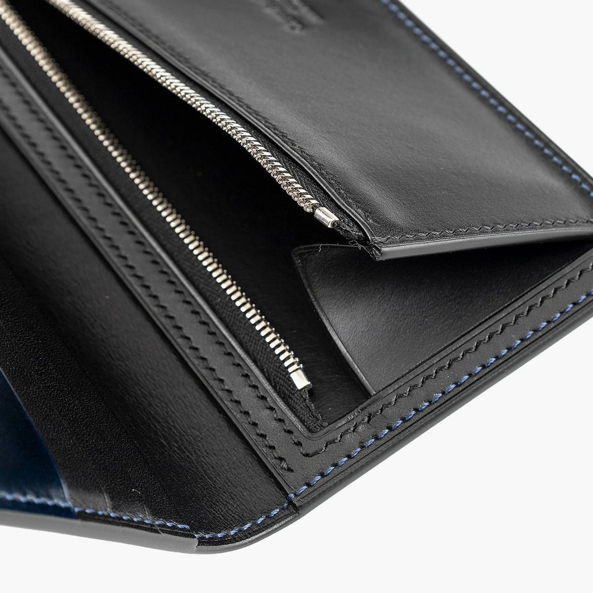 外装＆内装装飾（コードバン）：Navy、内装（ブリランテ）：Black、ファスナー：Silver