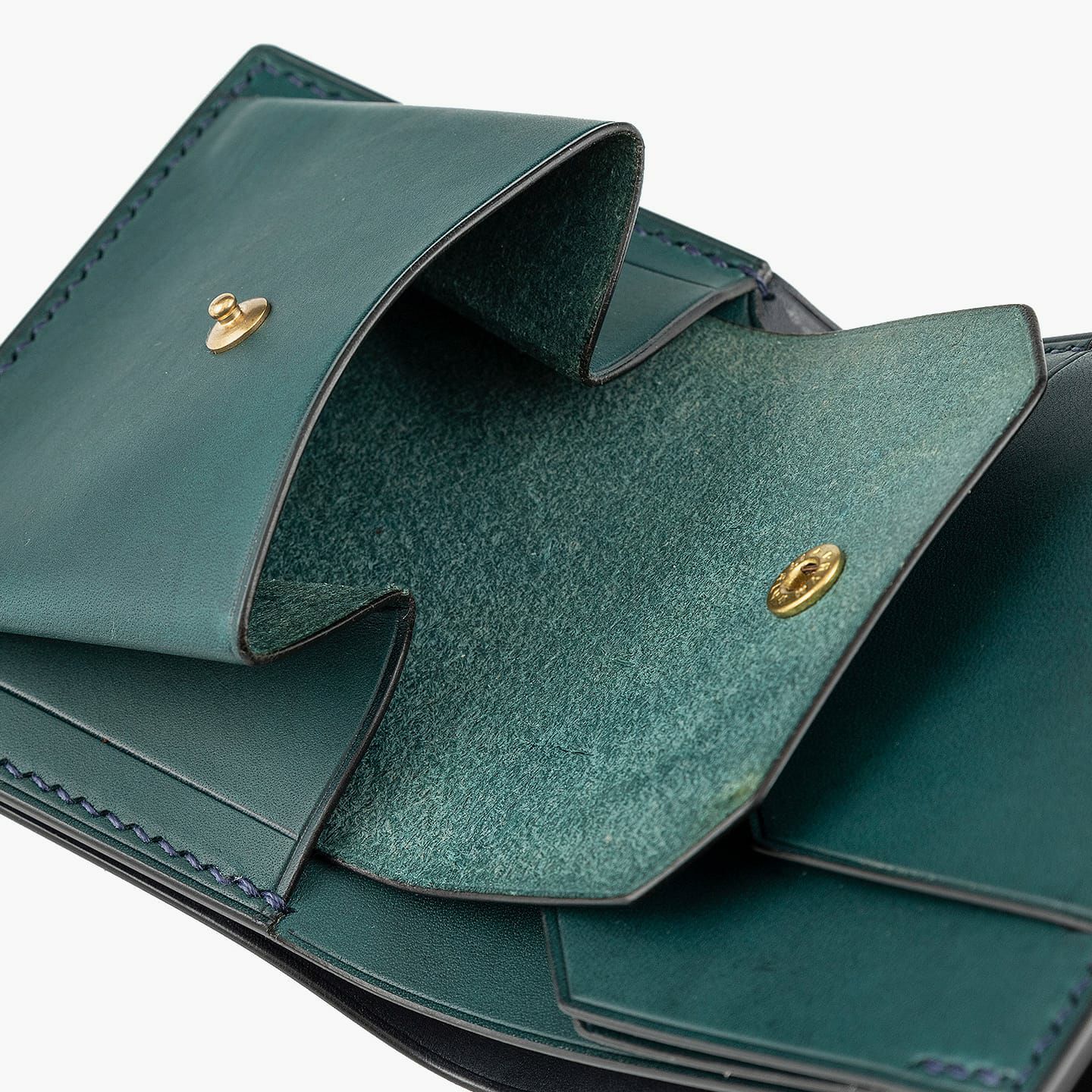 外装（プエブロ）：Perrolio、内装（リスシオ）：Hortensia、札入れ（リスシオ）：Navy、ホック：Gold、糸色：Navy <br>※コインケースのマチ部分には、内側の折れ目に沿って補強ステッチが入る最新仕様となります。