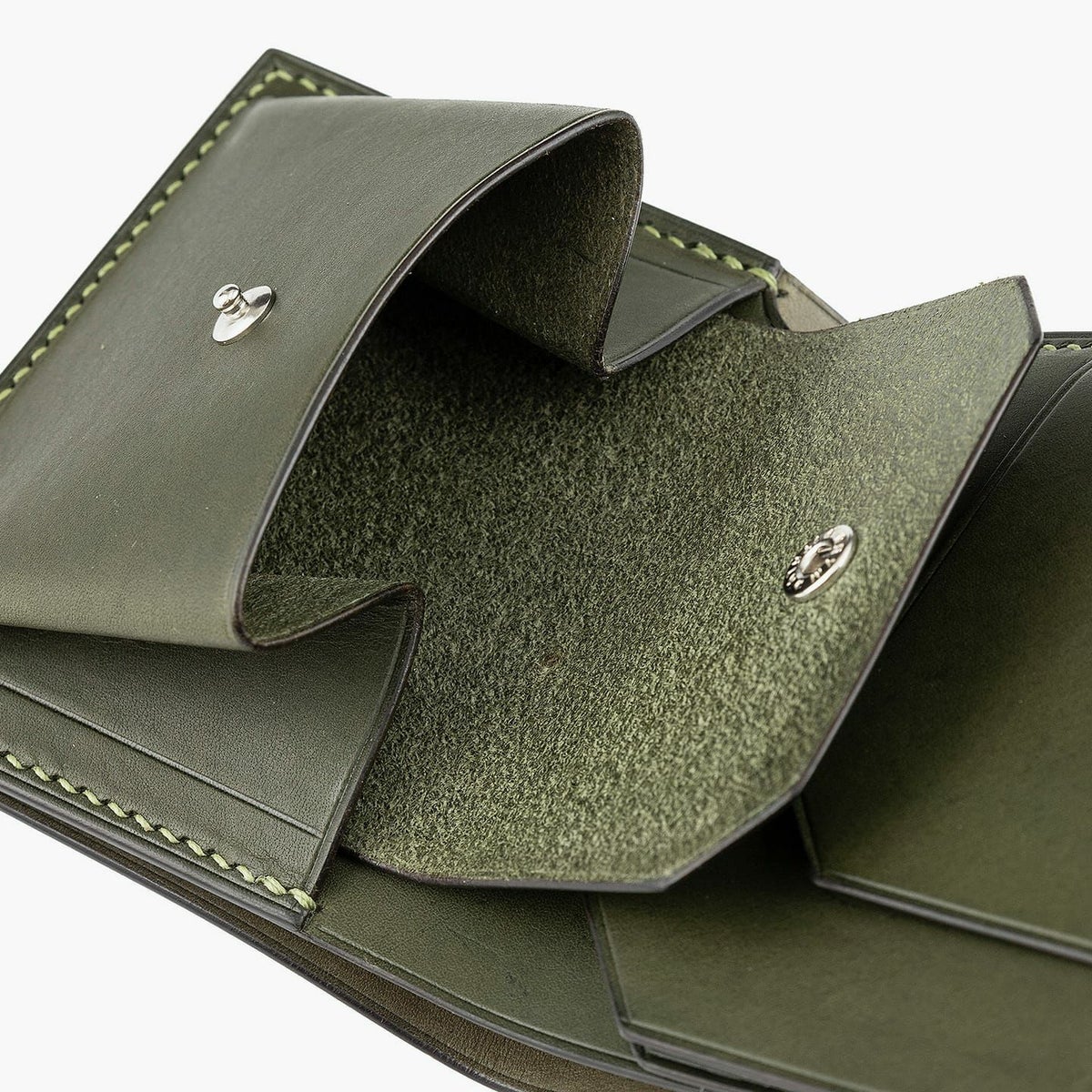 外装（プエブロ）：Oliva、内装（リスシオ）：Oliva、札入れ（リスシオ）：Grigio、ホック：Silver、糸色：Oliva　<br>※コインケースのマチ部分には、内側の折れ目に沿って補強ステッチが入る最新仕様となります。