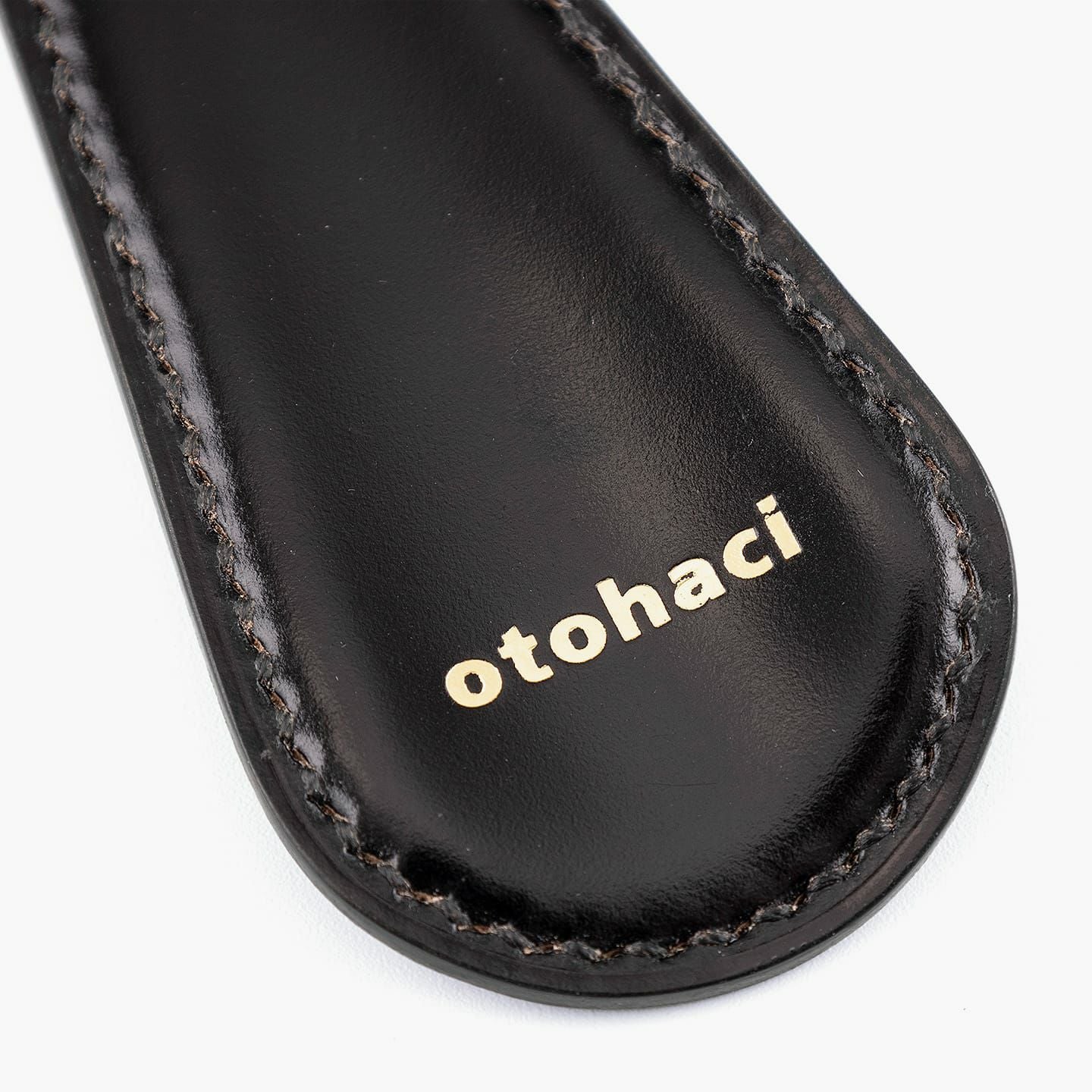 表面ロゴ側（コードバン）：Black、裏面（ブライドル）：Hazel、糸色：表面（コードバンと同系色）、ロゴ刻印：有り