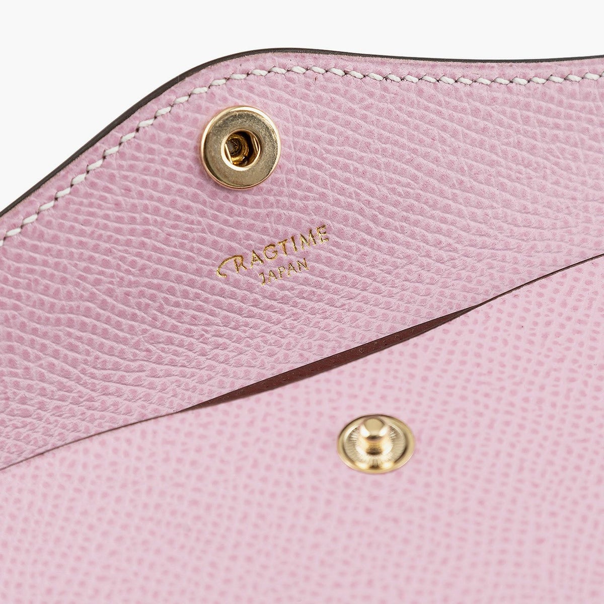 外装（ダービー）：Mauve Pink、内装装飾（ダービー）：Rouge Brique、糸色：White 、金具 & ロゴ箔押し：Gold