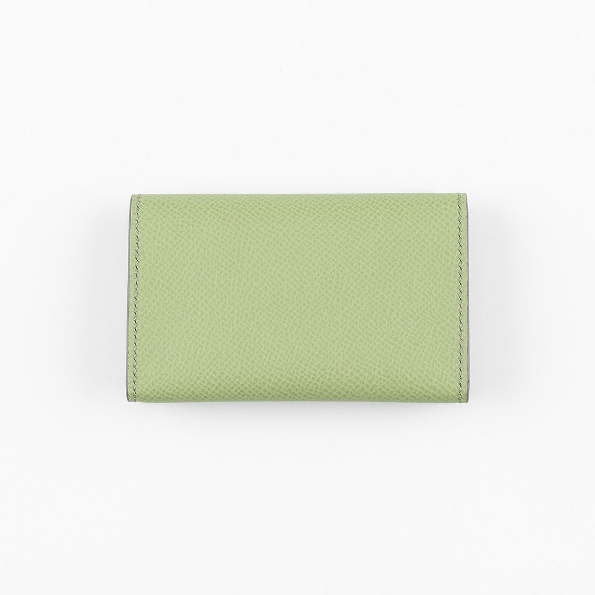 外装（ダービー）：Pistache、内装装飾（ダービー）：Ice Gray、糸色：Seagull Ash 、ロゴ箔押し：Silver