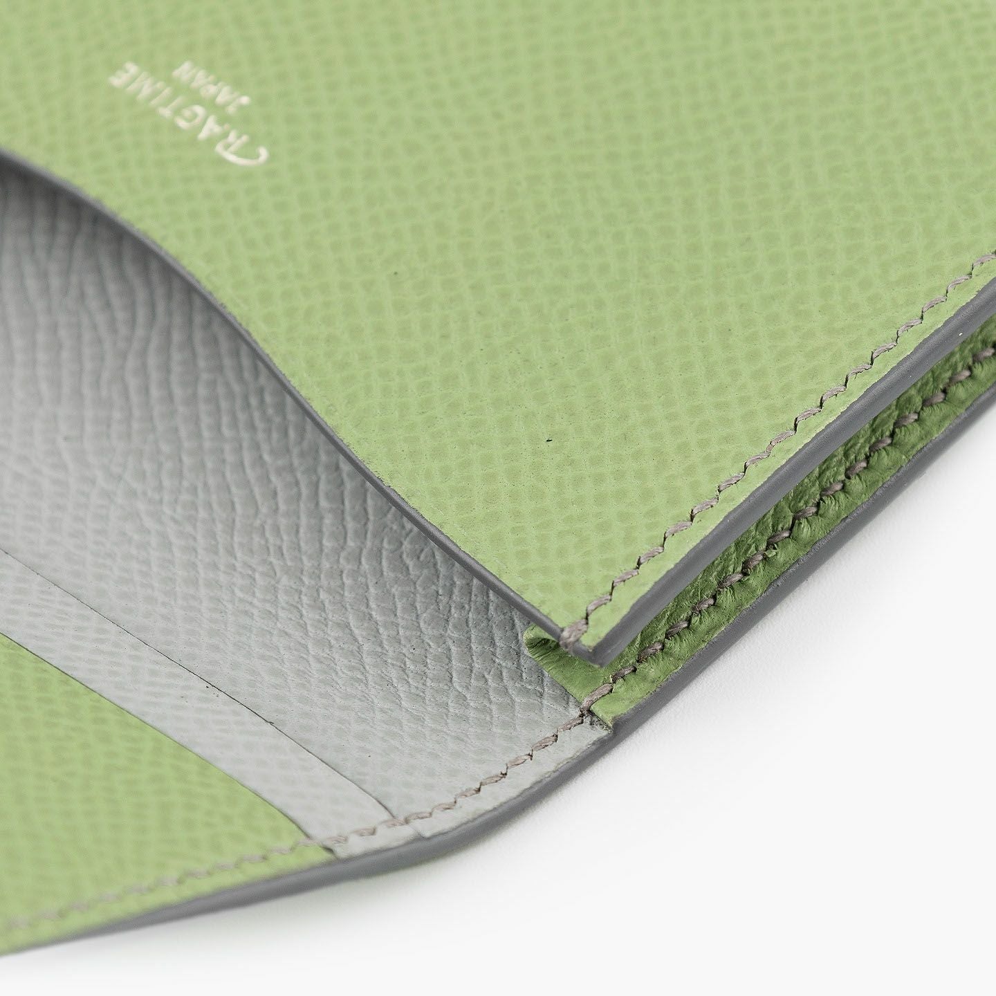 外装（ダービー）：Pistache、内装装飾（ダービー）：Ice Gray、糸色：Seagull Ash 、ロゴ箔押し：Silver