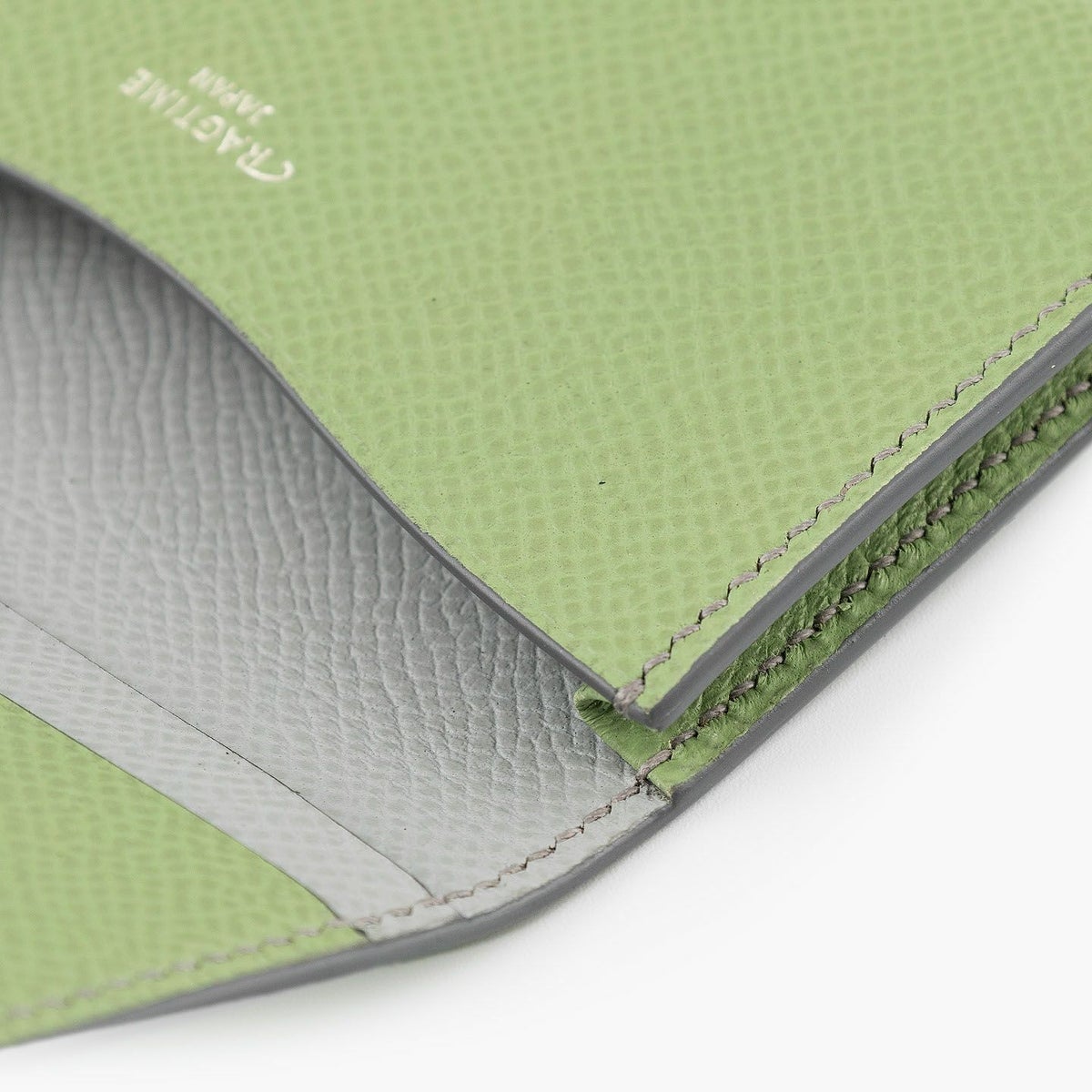 外装（ダービー）：Pistache、内装装飾（ダービー）：Ice Gray、糸色：Seagull Ash 、ロゴ箔押し：Silver