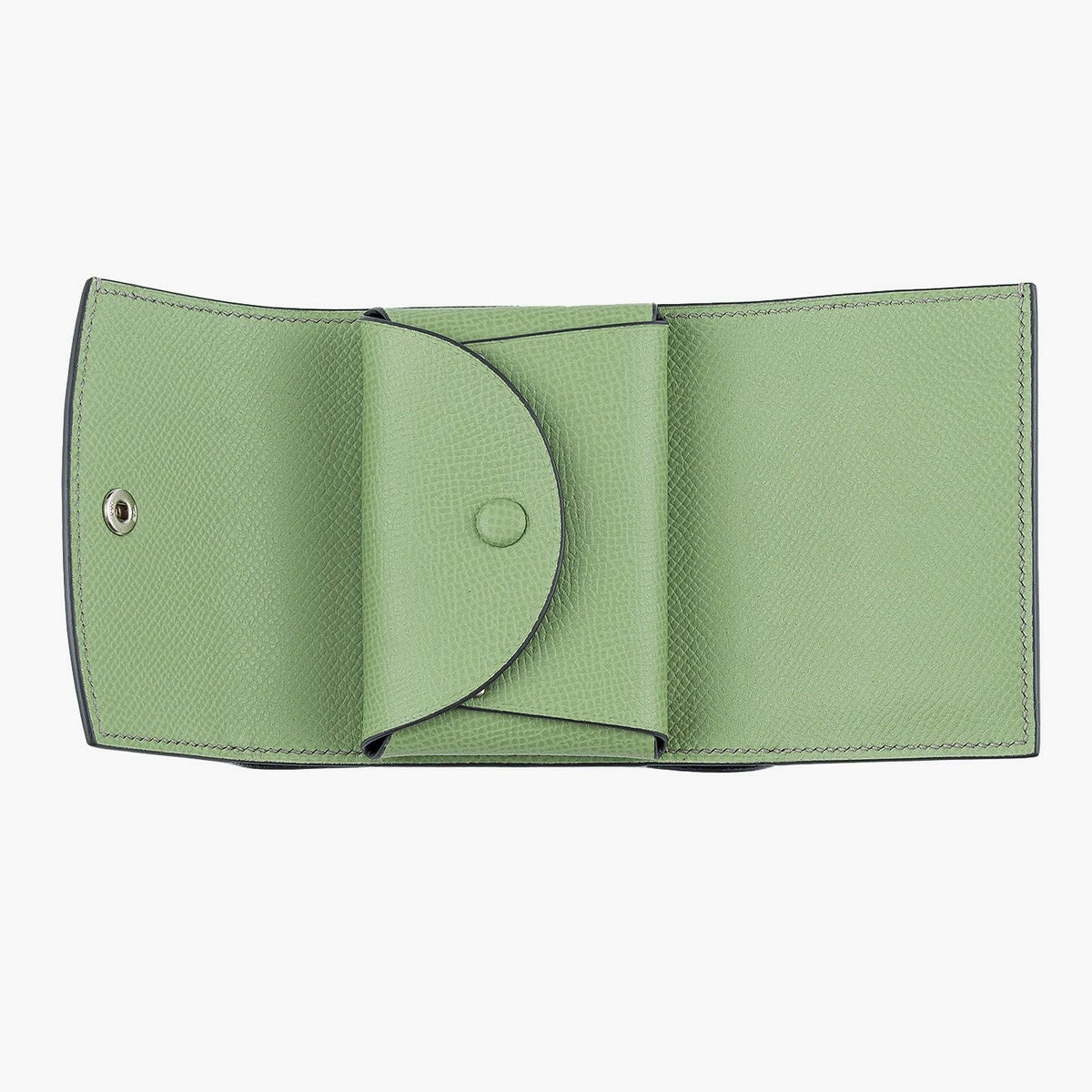 開き勝手：左勝手（右側が開く）、Color（ダービー）：Pistach、裏地（ダービー）：Noir、糸色：Seagul Ash、金具 & ロゴ箔押し：Silver