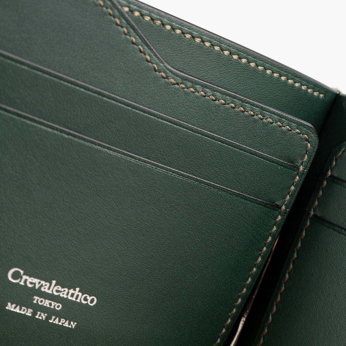 外装（ミュージアムコードバン）：Green、内装（国産牛革）：Green、ファスナー：Silver