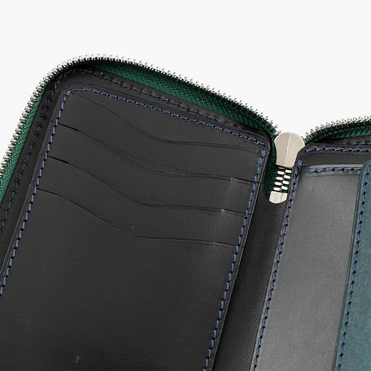 外装（プエブロ）：Petrolio、内装（ブッテーロ）：Black、ファスナー 金具：Silver ＆ テープ：Green、糸色：外装と同系色、内装装飾：有