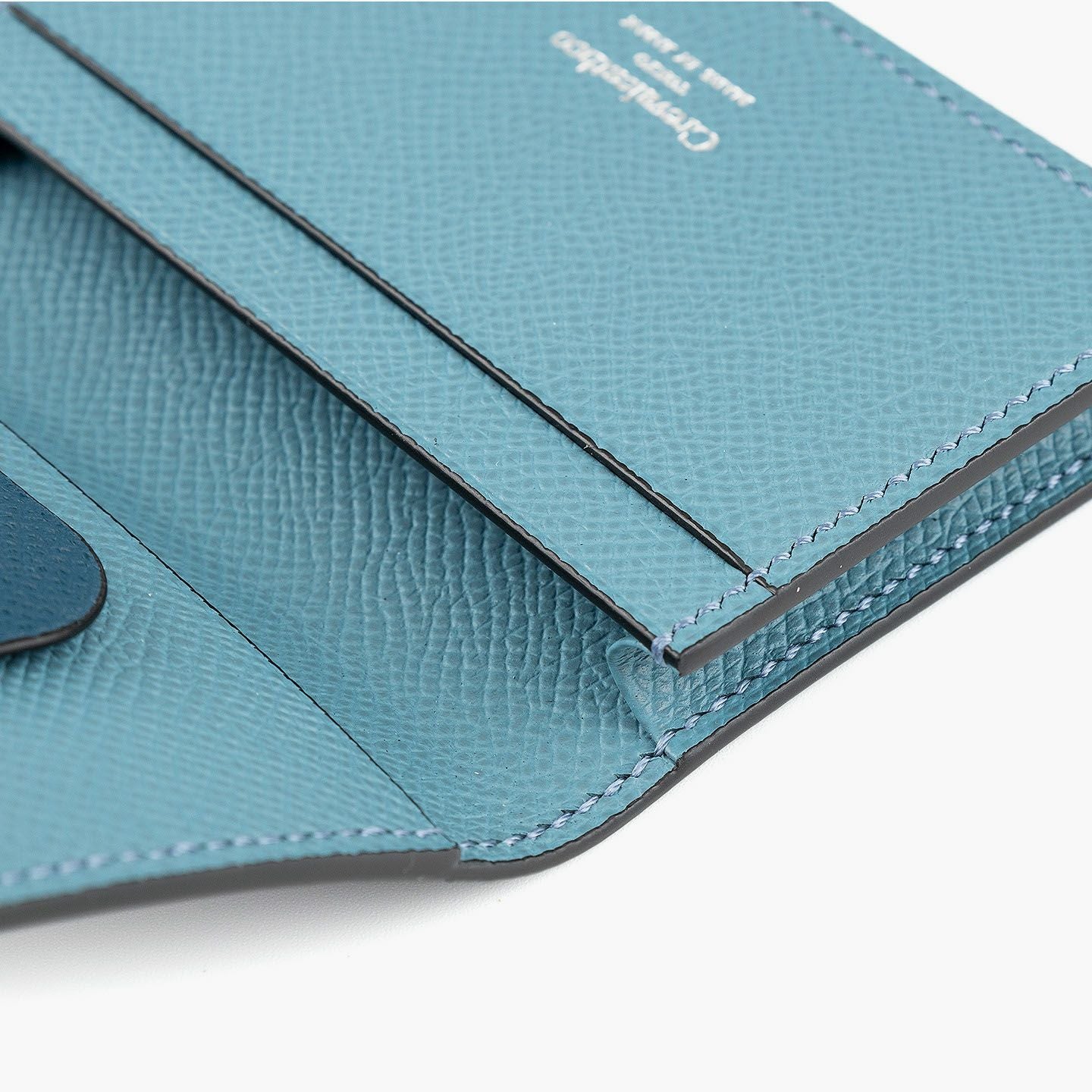 外装（ダービー）：Blue Legion、内装（ダービー）： Jeans Blue、内装アオリポケット（ダービー）：外装と同色、ブランドロゴ刻印（箔押し）：Silver