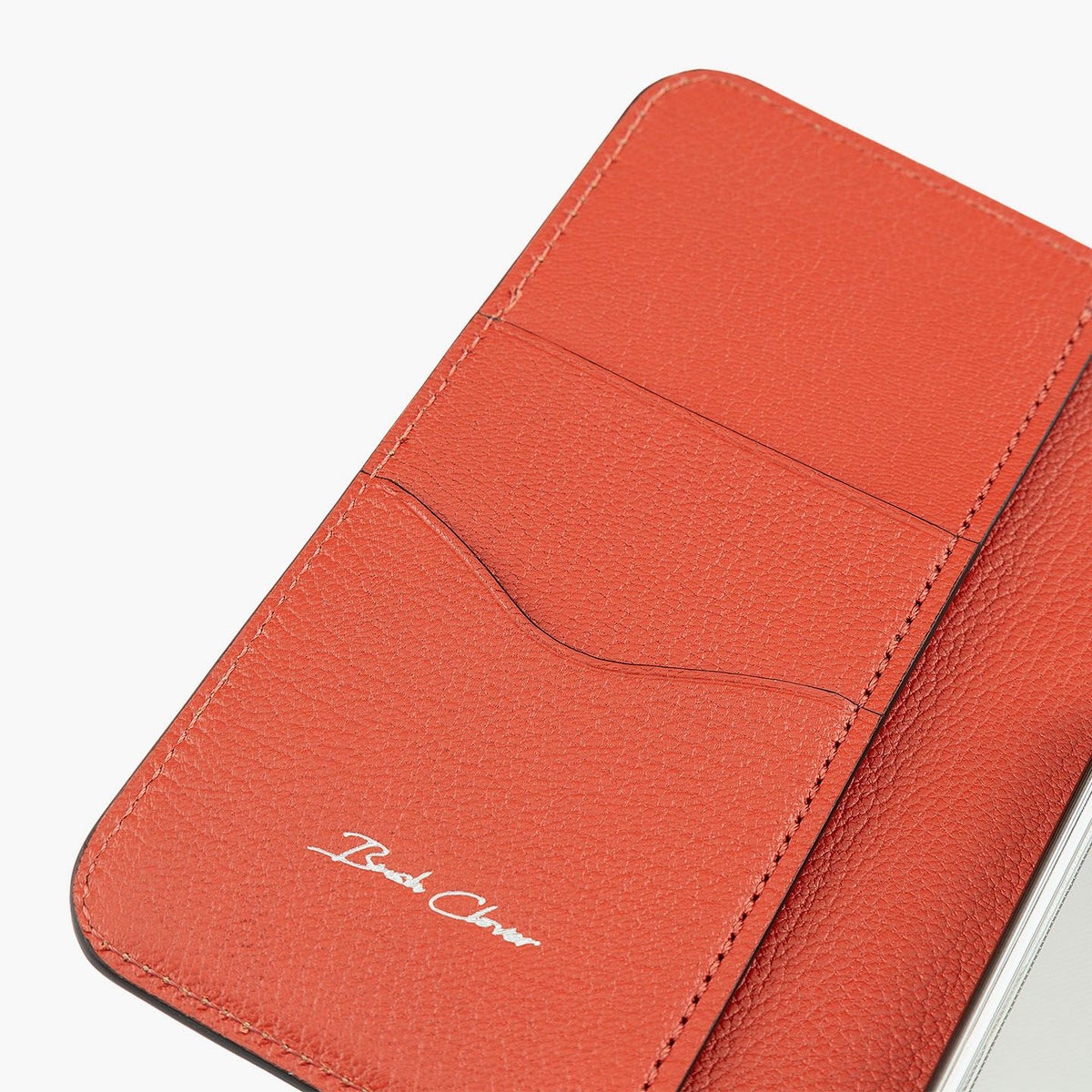 iPhone 15 Pro Max、外装（シェーブル）：Myrrhe、内装（シェーブル）：Espelette