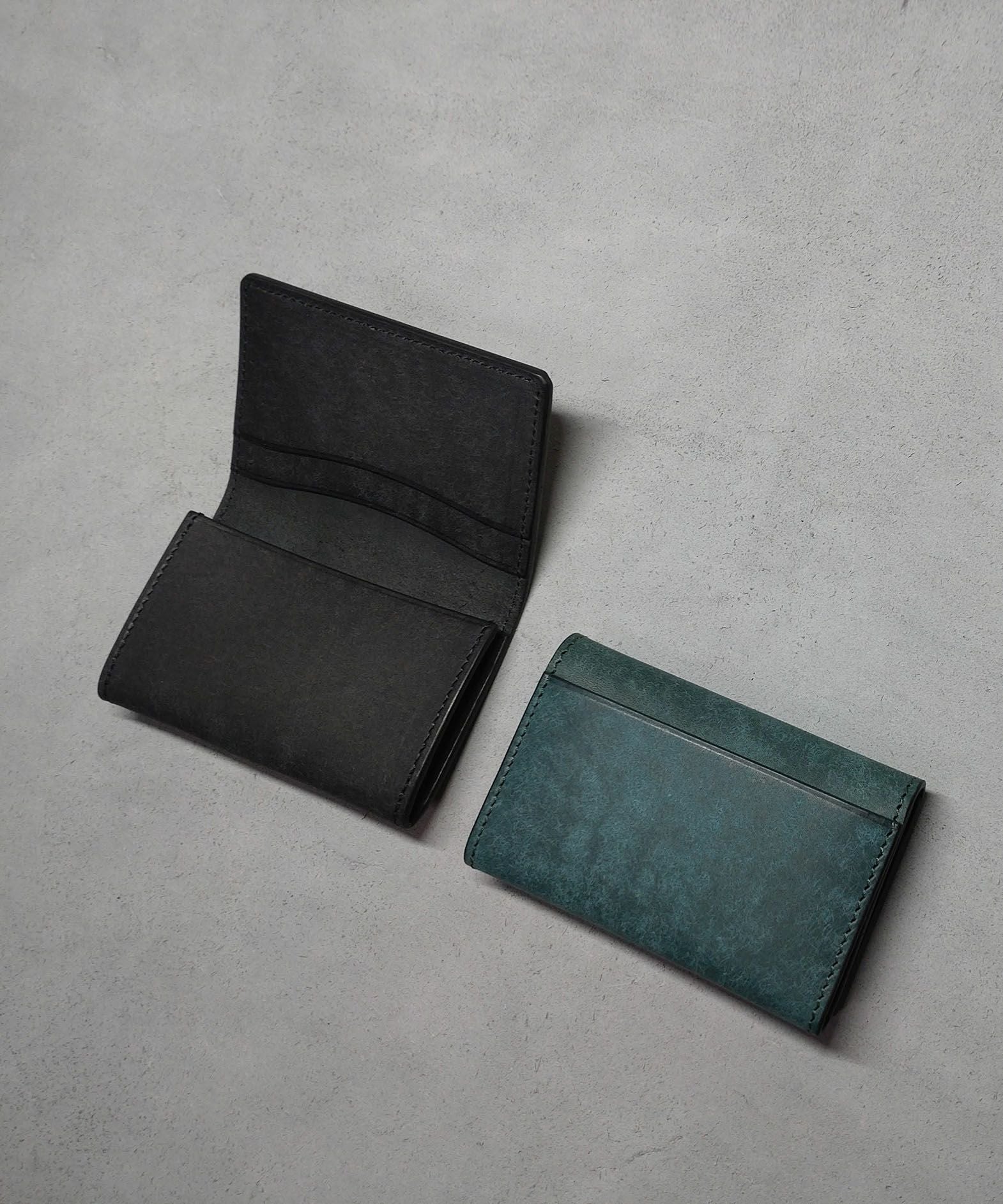 写真右）外装背面のカードポケット付