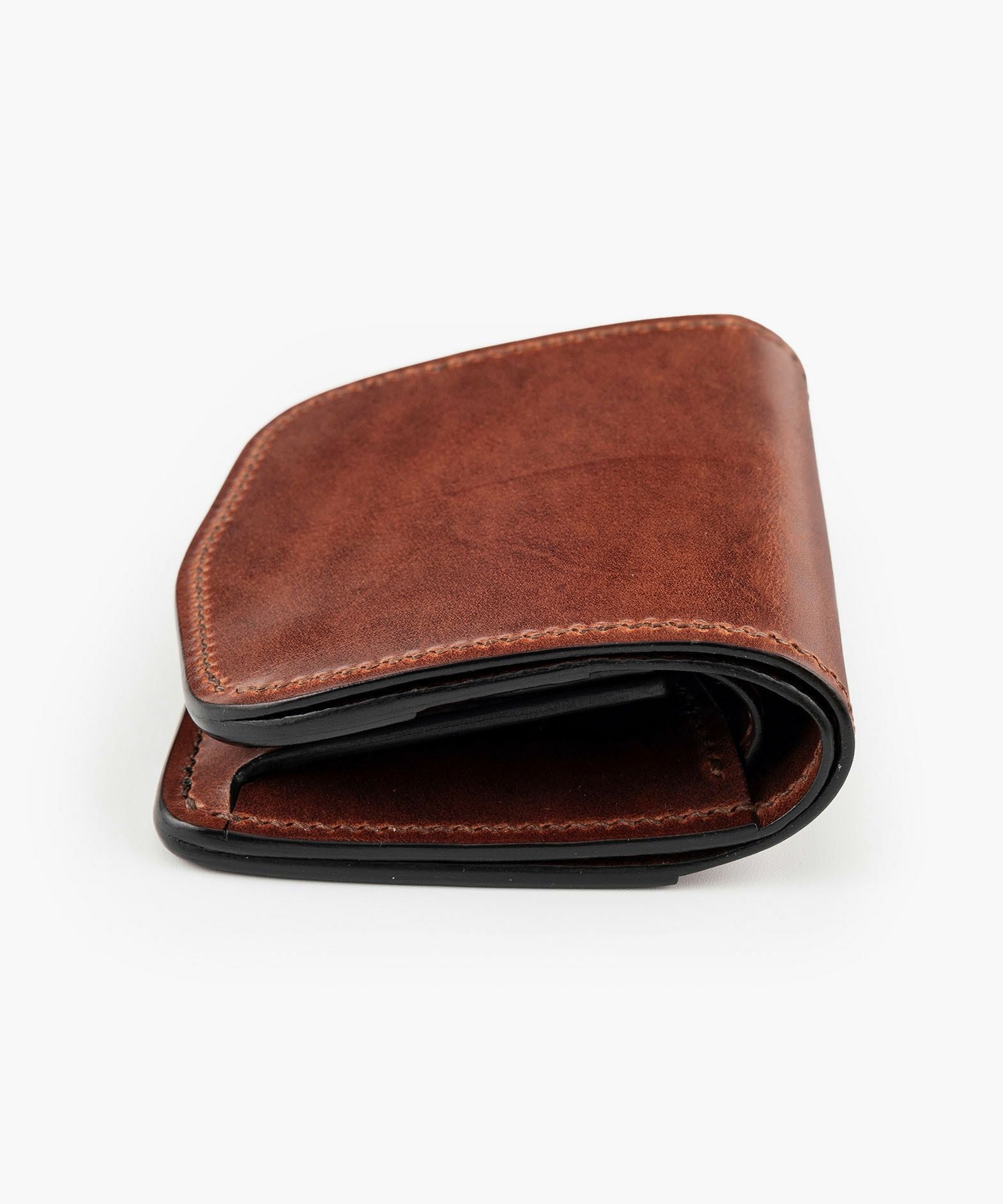 外装：Choco、裏貼り（札室・コインケース内）：型押し、金具：真鍮（Gold）