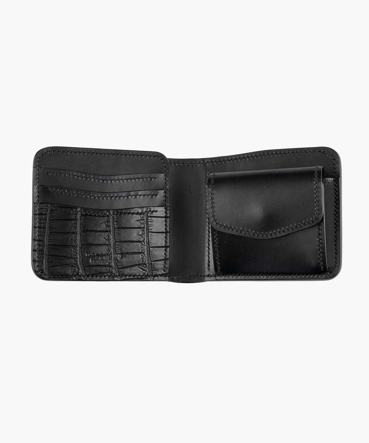 外装：Black、裏貼り（札室・コインケース内）：型押し、金具：真鍮（Gold）、内装装飾（クロコダイル／ブラック）：有