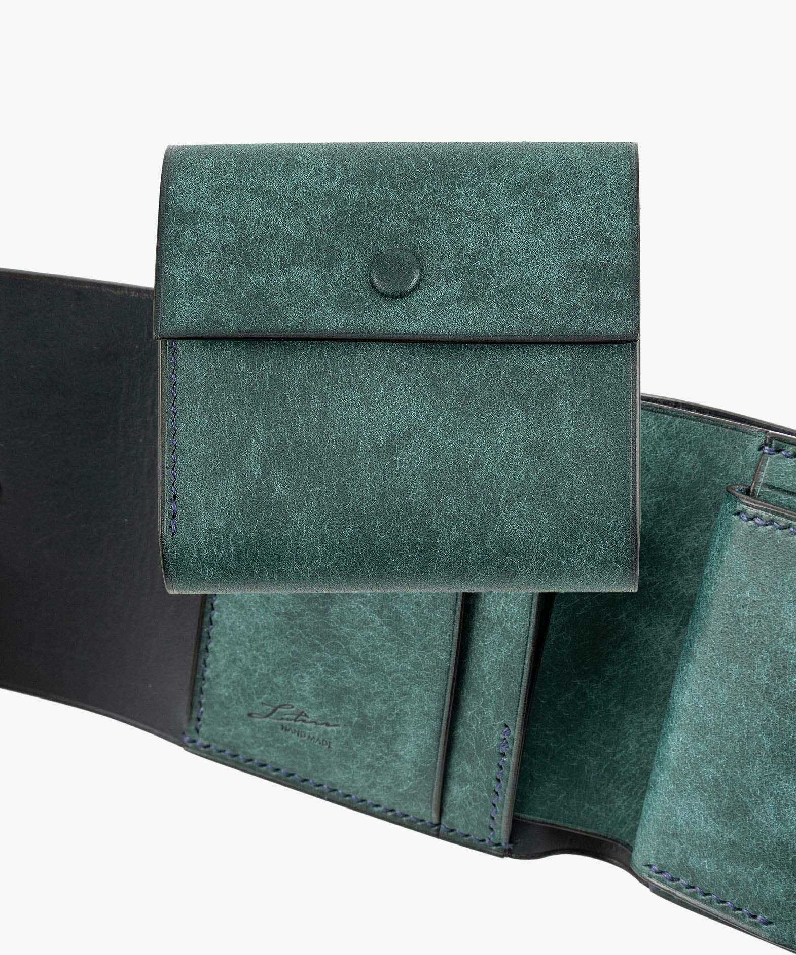 外装（プエブロ）：Petrolio、内装（プエブロ）：Petrolio、札入れ（リスシオ）：Navy、ホック：Silver、糸色：Navy