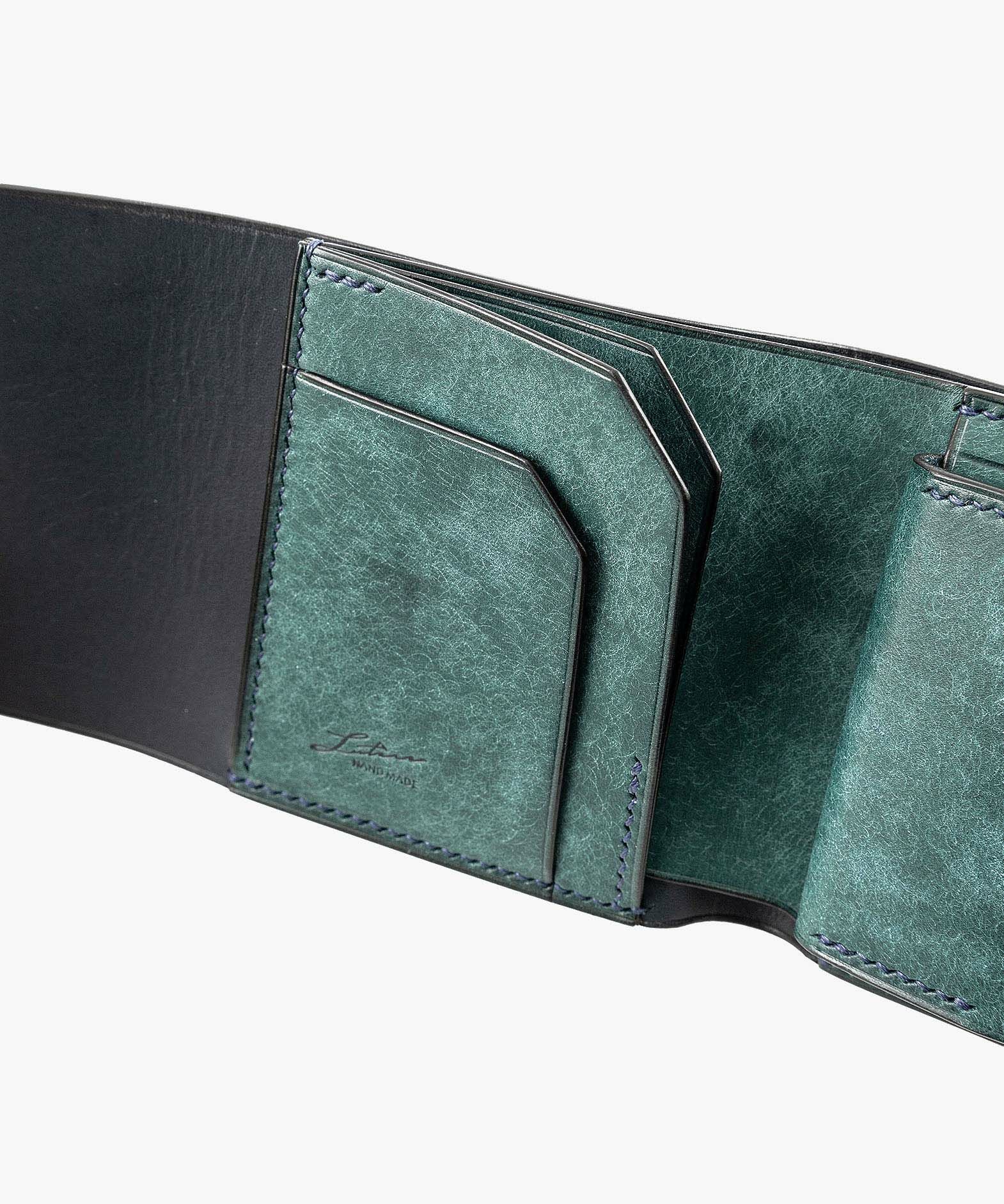 外装（プエブロ）：Petrolio、内装（プエブロ）：Petrolio、札入れ（リスシオ）：Navy、ホック：Silver、糸色：Navy