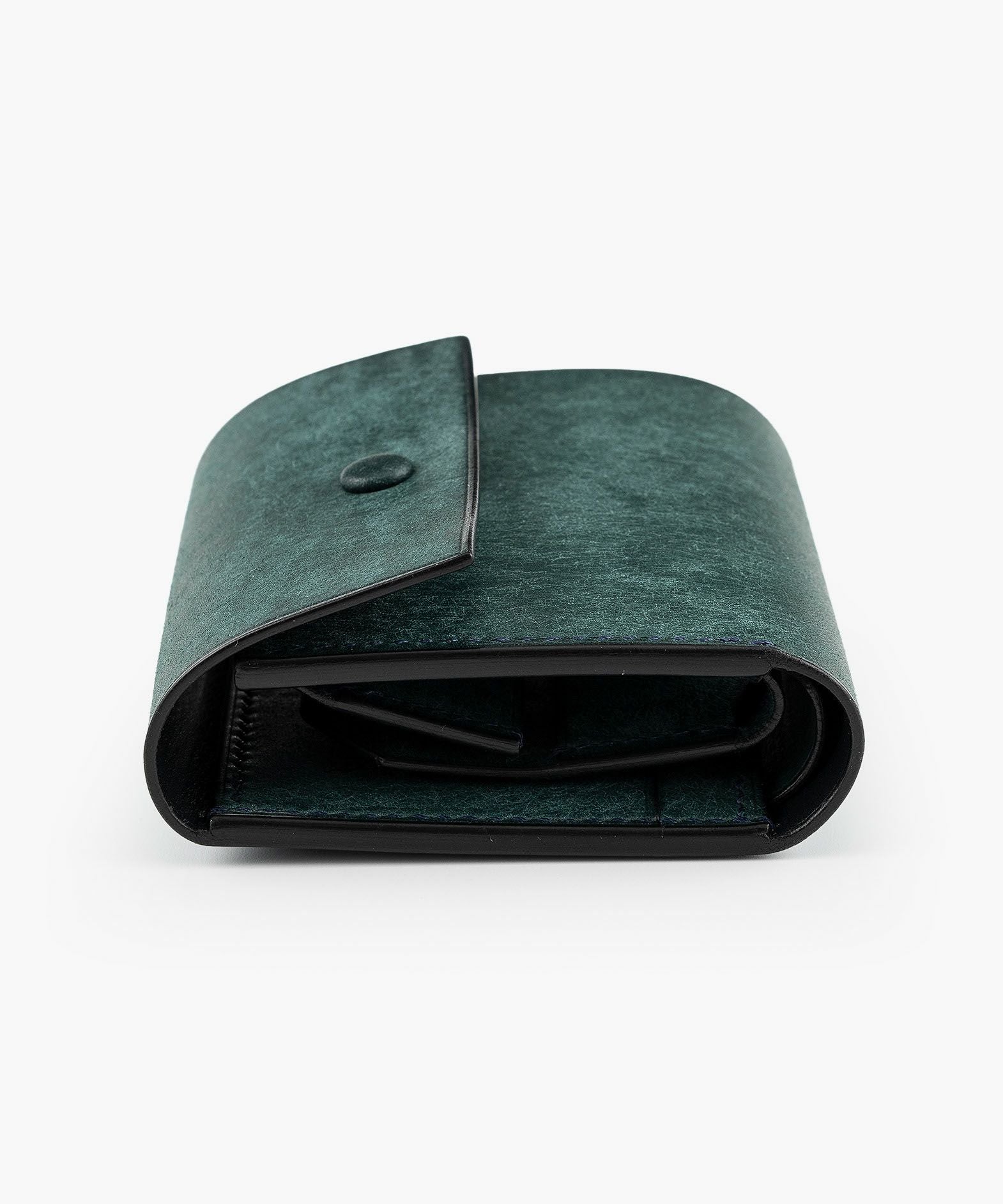 外装（プエブロ）：Petrolio、内装（プエブロ）：Petrolio、札入れ（リスシオ）：Navy、ホック：Silver、糸色：Navy