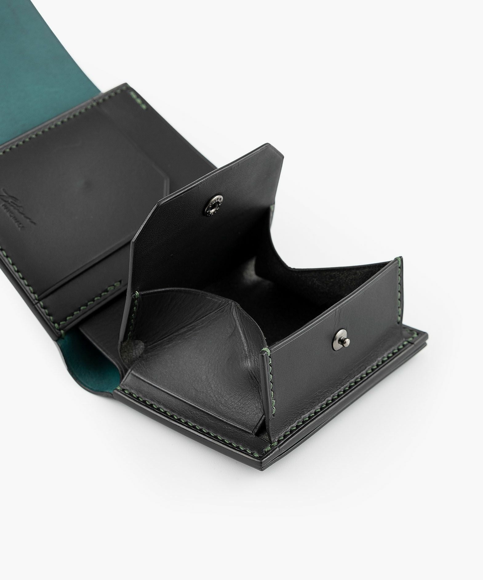 外装（リスシオ）：Black、内装（リスシオ）：Black、札入れ（リスシオ）：Hortensia、ホック：Black、糸色：Dark Gr