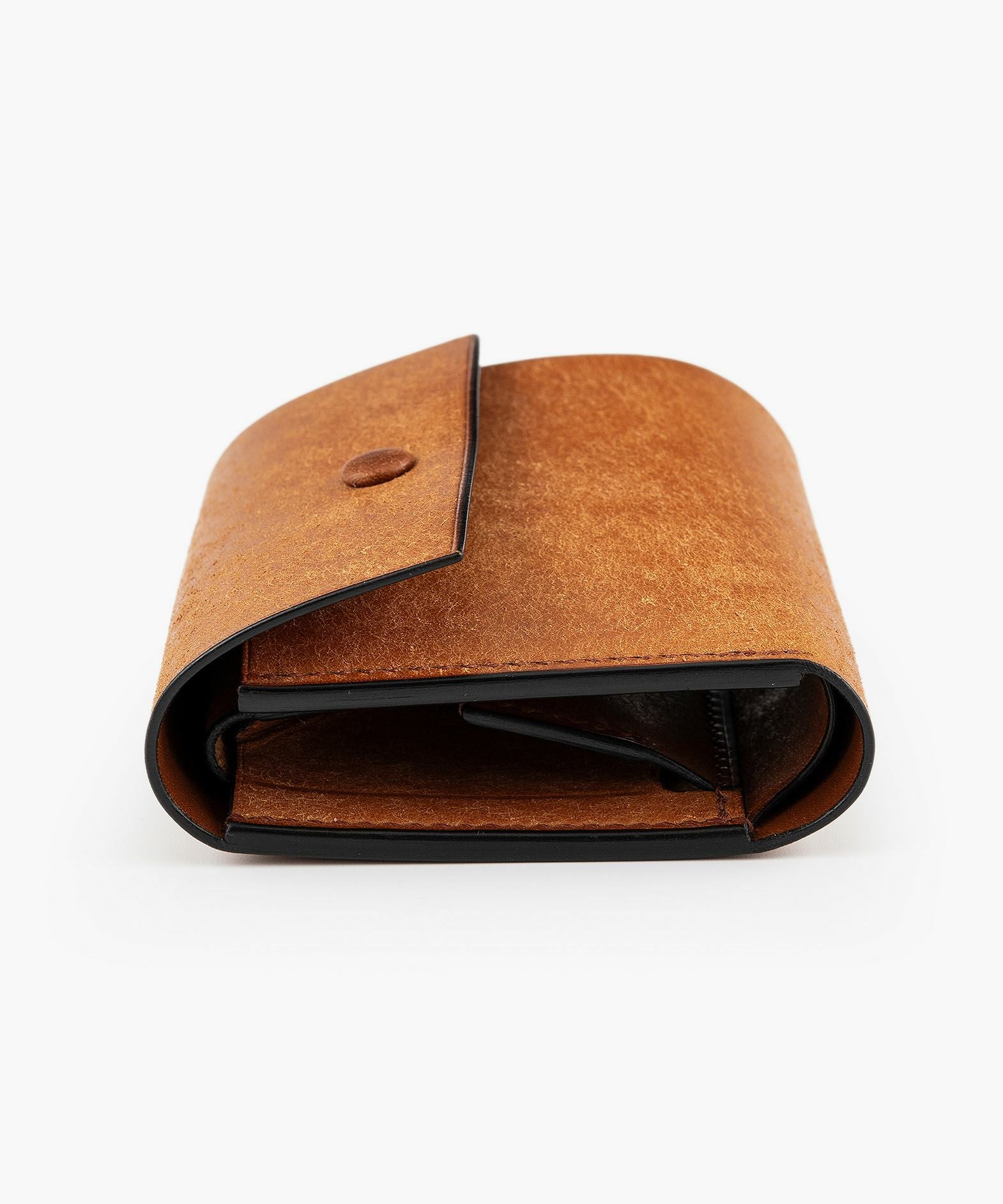 外装（プエブロ）：Cognac、内装（プエブロ）：Cognac、札入れ（リスシオ）：Cognac、ホック：Brass、糸色：Brown