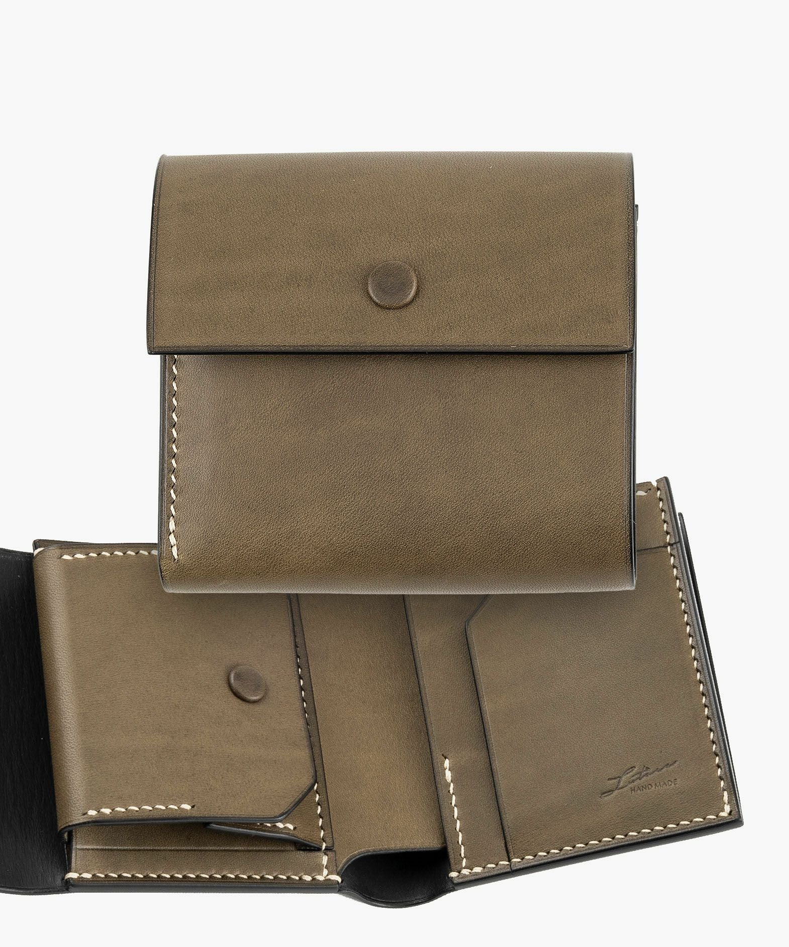 外装（リスシオ）：Grigio、内装（リスシオ）：Grigio、札入れ（リスシオ）：Black、ホック：Black、糸色：Crea