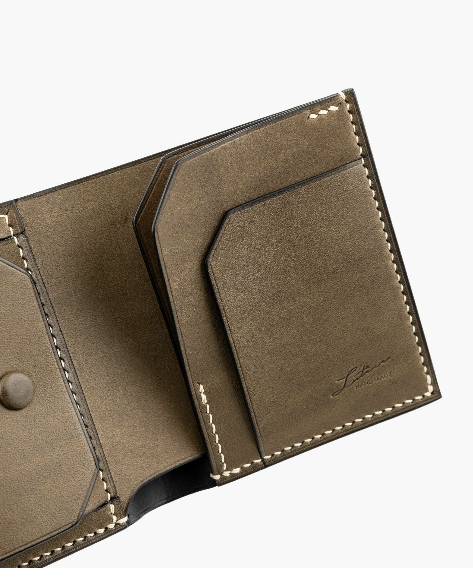 外装（リスシオ）：Grigio、内装（リスシオ）：Grigio、札入れ（リスシオ）：Black、ホック：Black、糸色：Crea