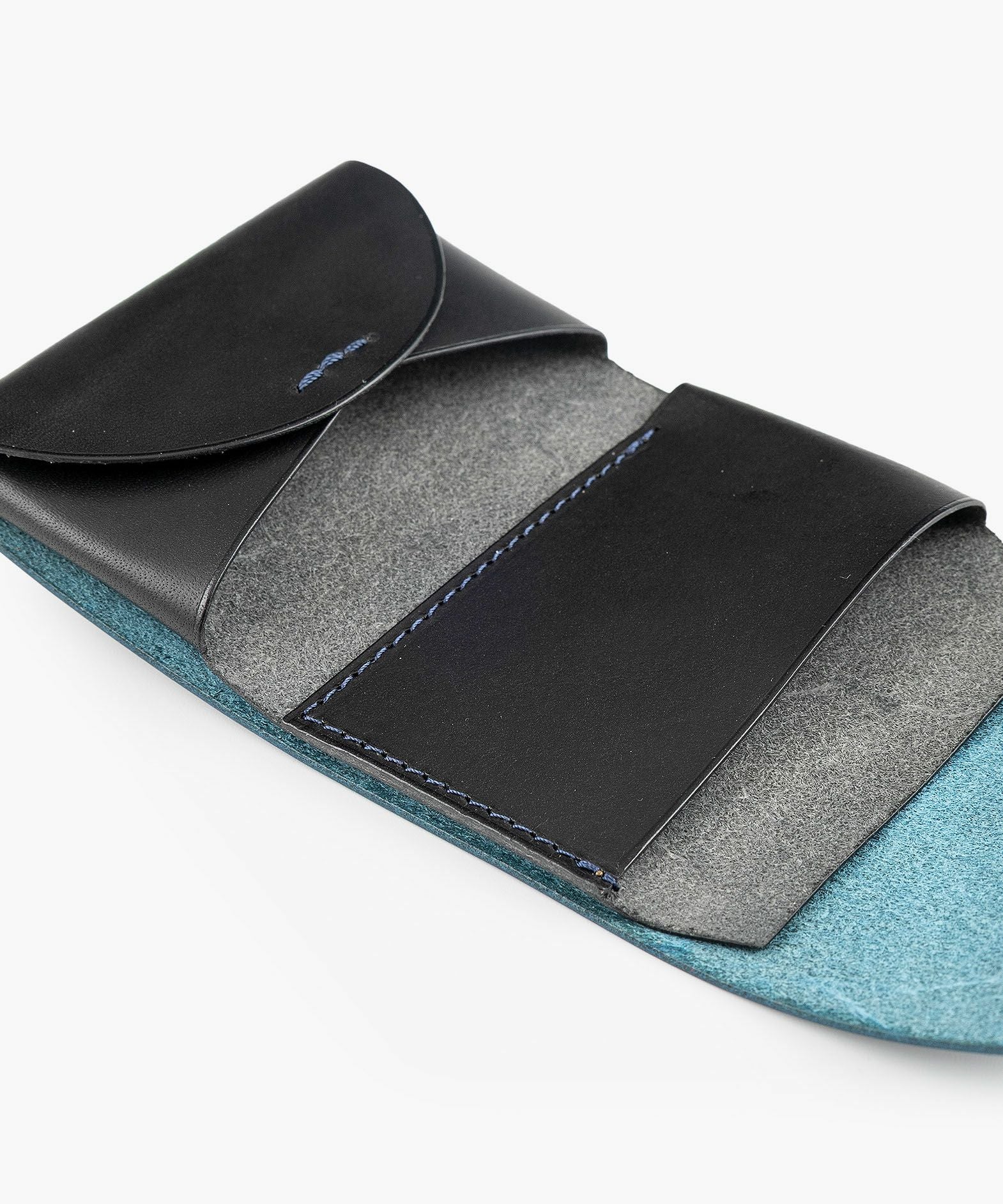 外装（ブッテーロ）：Blue、内装（ブッテーロ）：Black、糸色：外装と同系色、金具：Gold