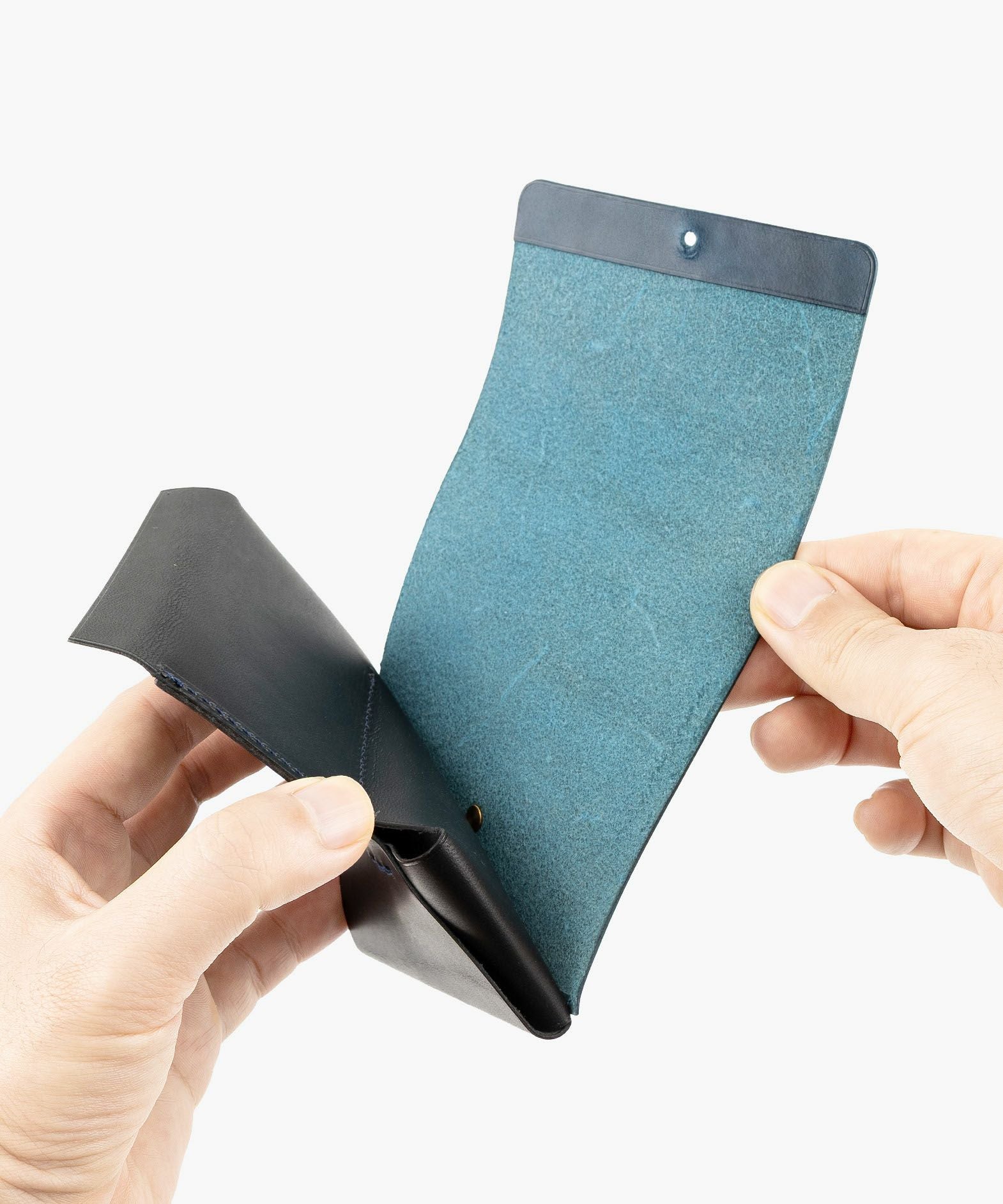 外装（ブッテーロ）：Blue、内装（ブッテーロ）：Black、糸色：外装と同系色、金具：Gold