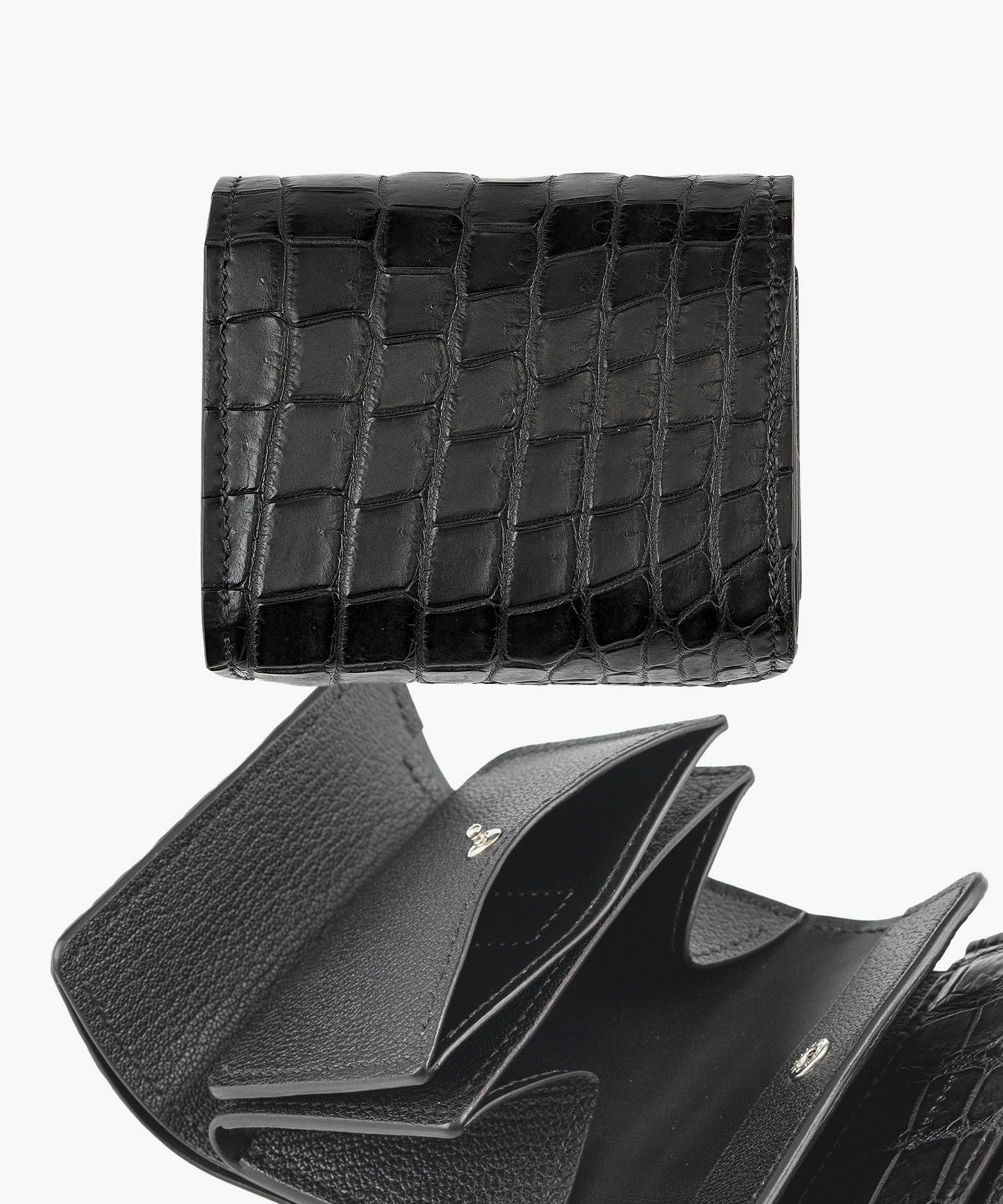 外装（ポロサス）：Black、糸色：Black、ホック：Silver、内装裏張り（ブルガロ）：Black、内装（シェーブル：Black、内装装飾：あおり式カードポケット＆コインケースフラップの両方