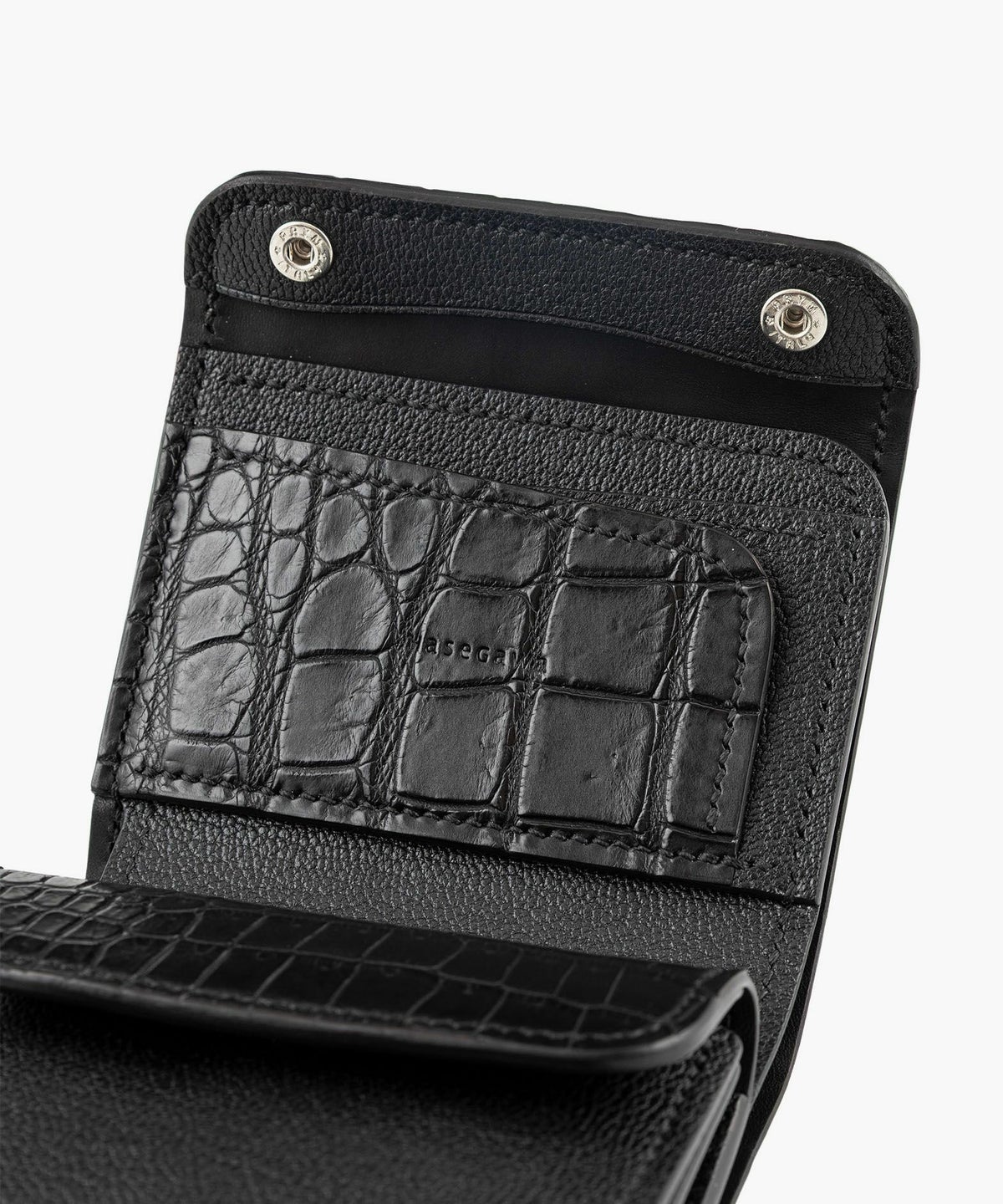 外装（ポロサス）：Black、糸色：Black、ホック：Silver、内装裏張り（ブルガロ）：Black、内装（シェーブル：Black、内装装飾：あおり式カードポケット＆コインケースフラップの両方