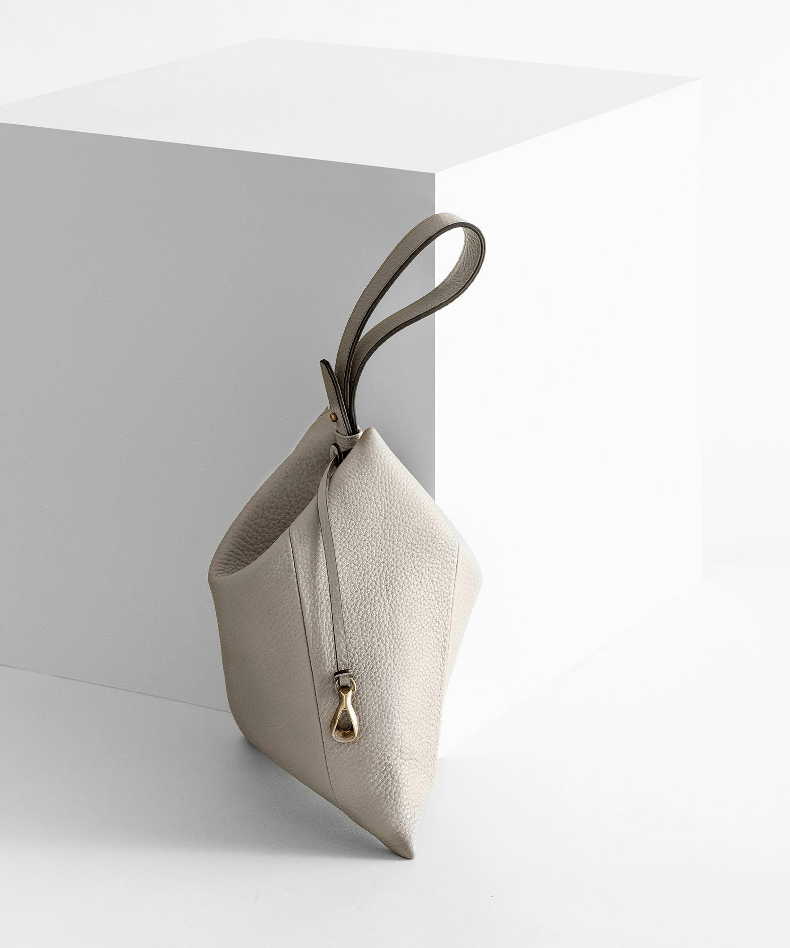 トライアングルポーチ“Prism”