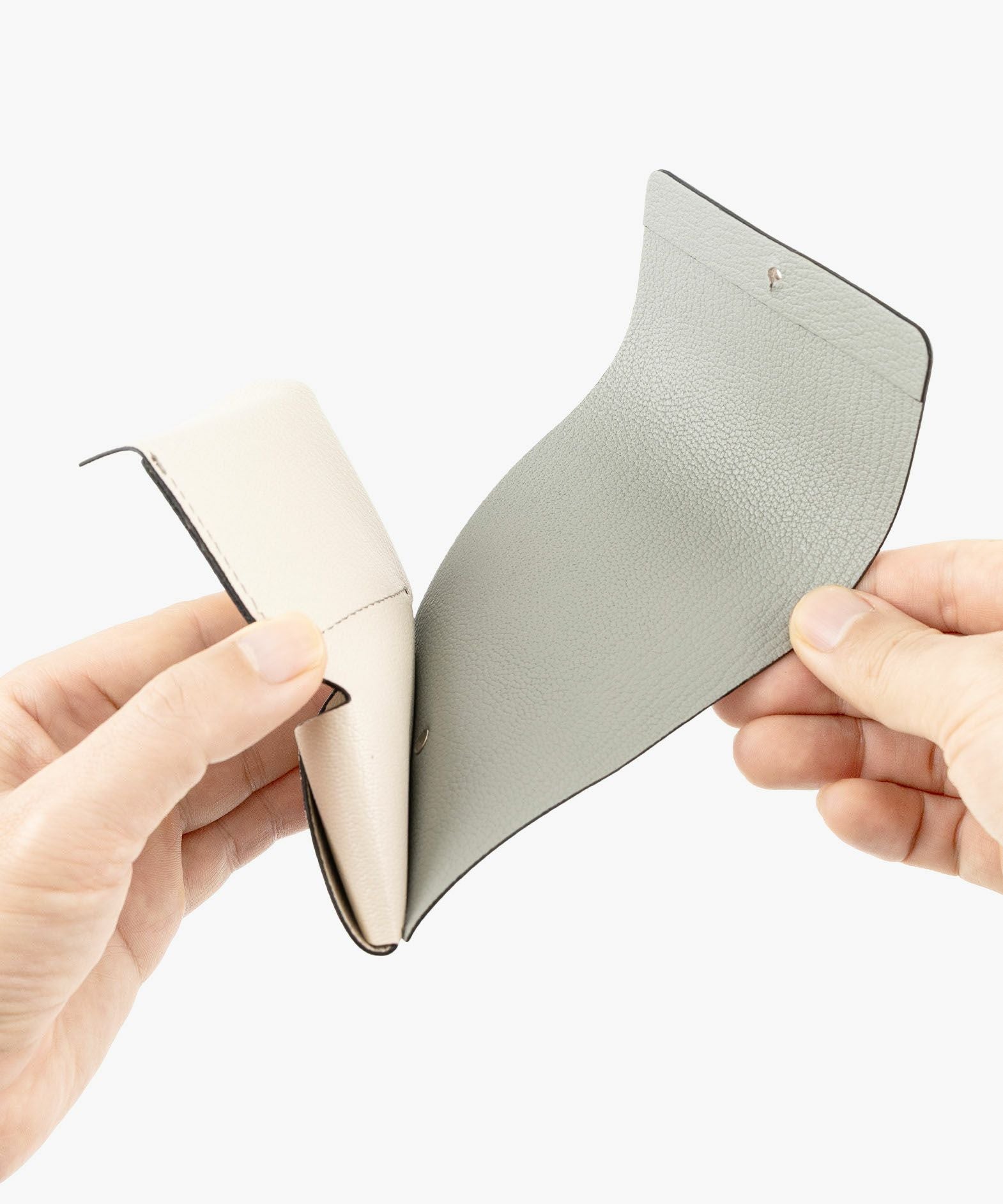 外装（シェーブル）：Gray、内装（シェーブル）：Ivory、糸色：外装と同系色、金具：Silver