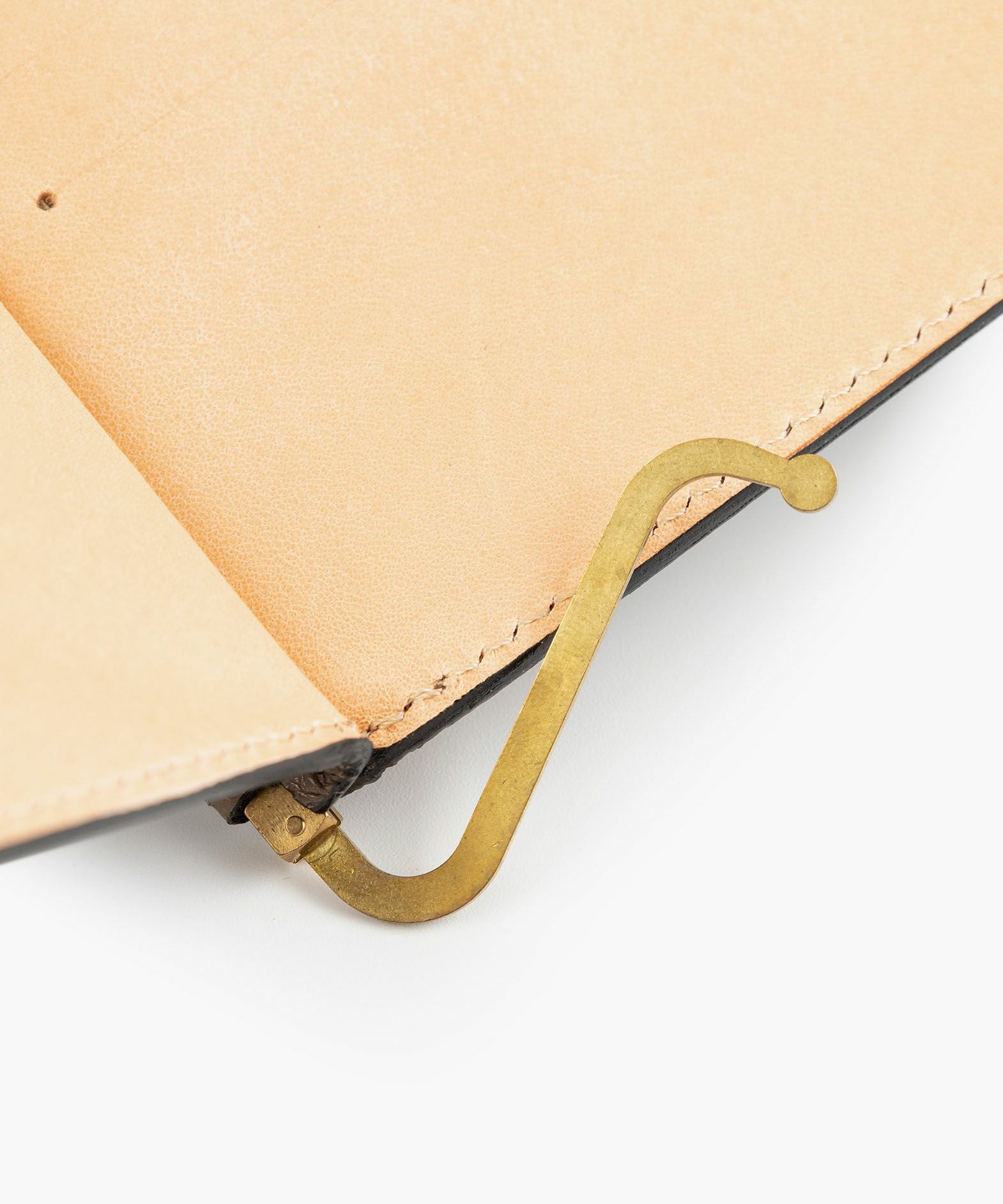 外装（シェーブル）：Etoupe、内装（ブッテーロ）：Natural、金具：Gold