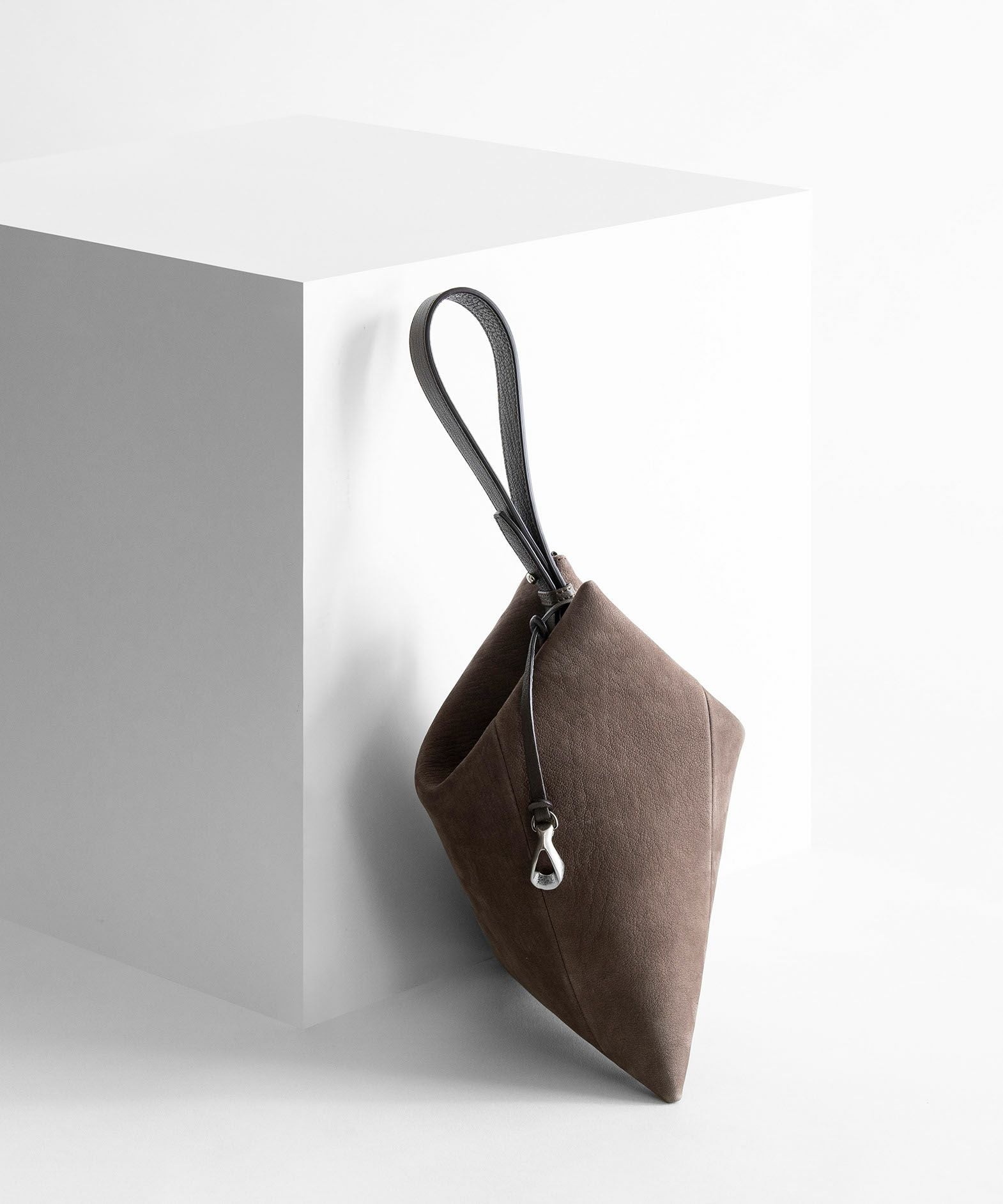 ヌバック トライアングルポーチ“Prism”