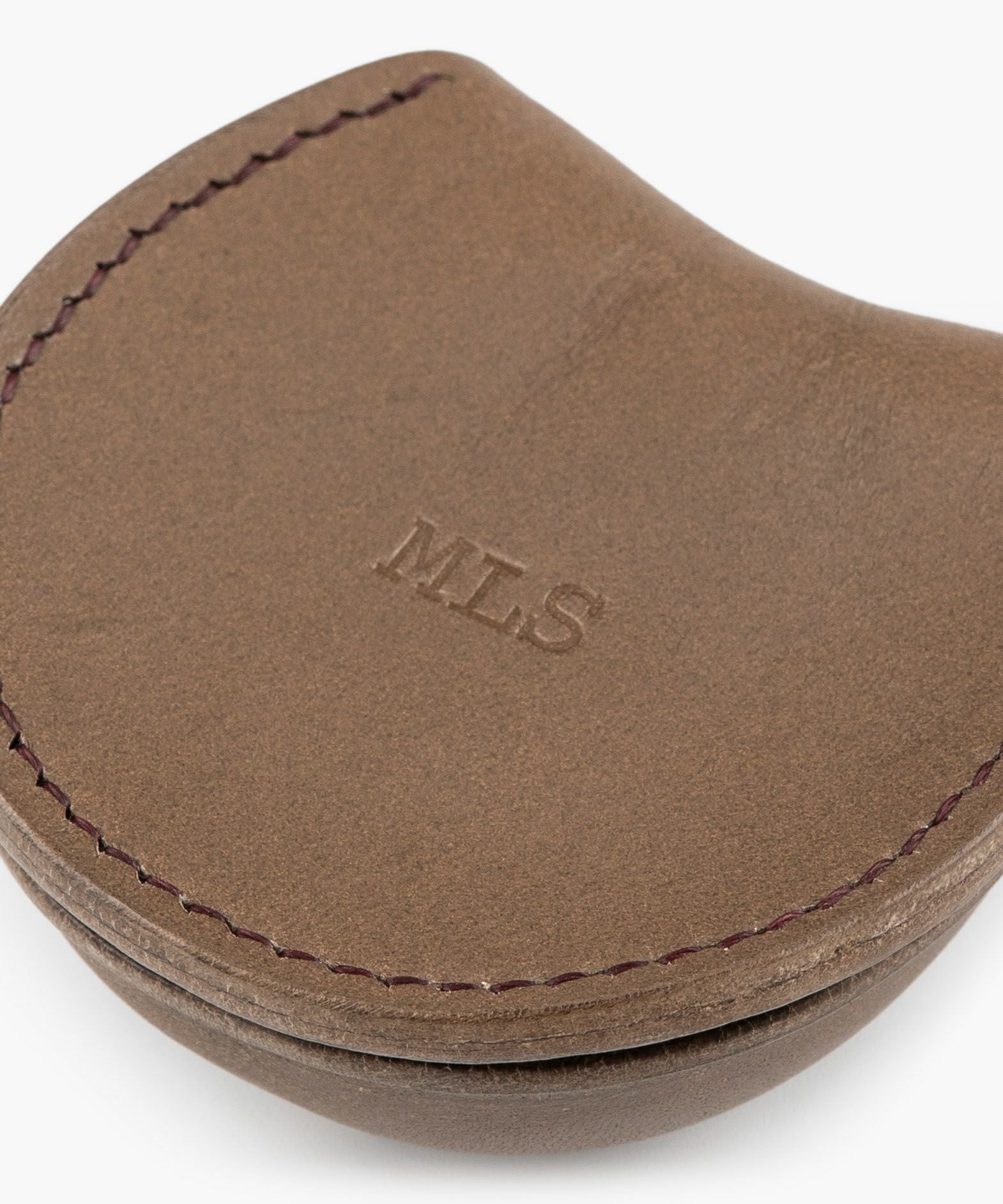 Color（ブッテーロ）：Grey、糸色：ビターブラウン（126）　　刻印イメージ（※「MLS」はサンプル刻印です。ご指定の刻印が入ります）