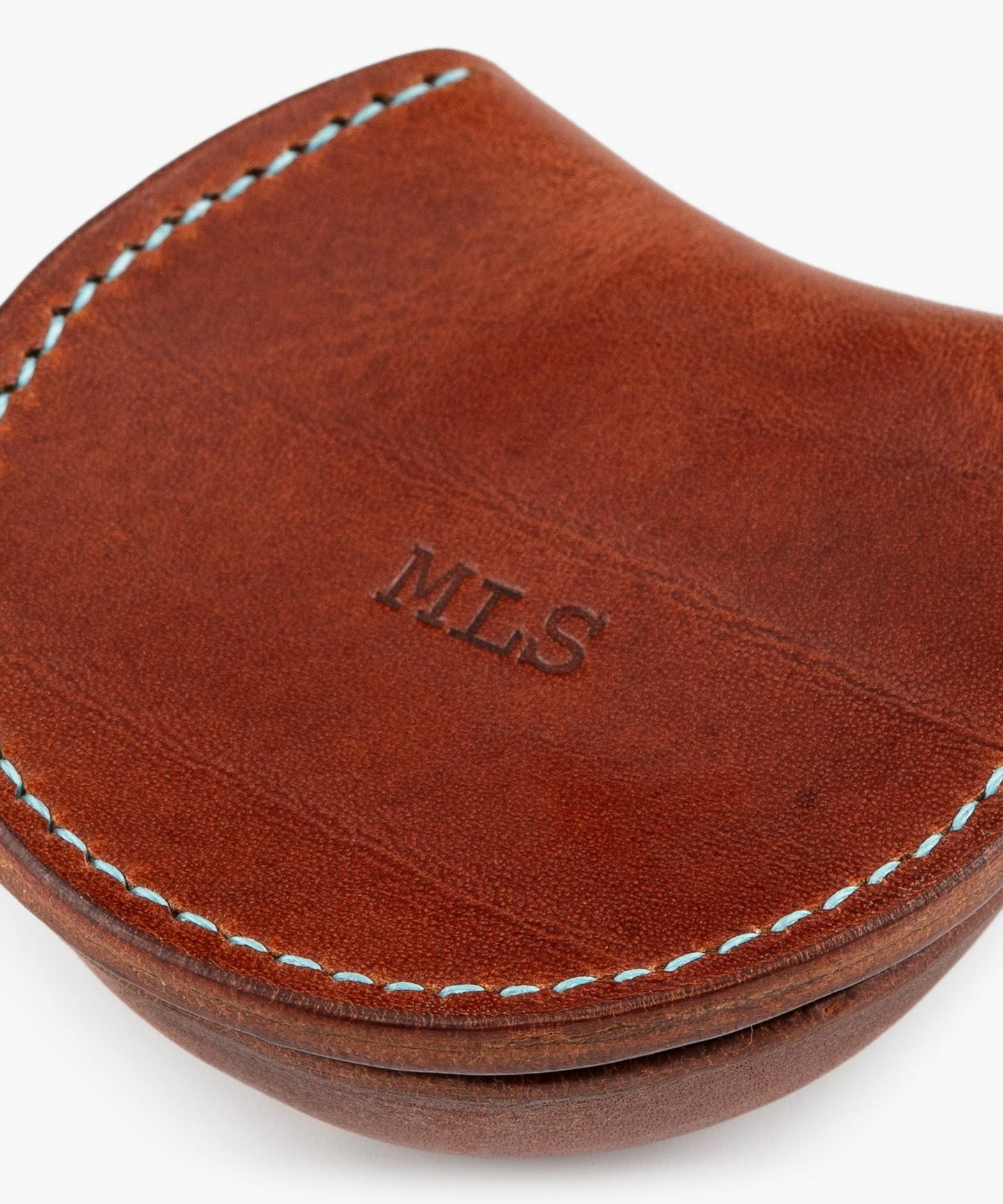 Color（マレンマ）：Red Brown、糸色：ターコイズ（55）　　刻印イメージ（※「MLS」はサンプル刻印です。ご指定の刻印が入ります）