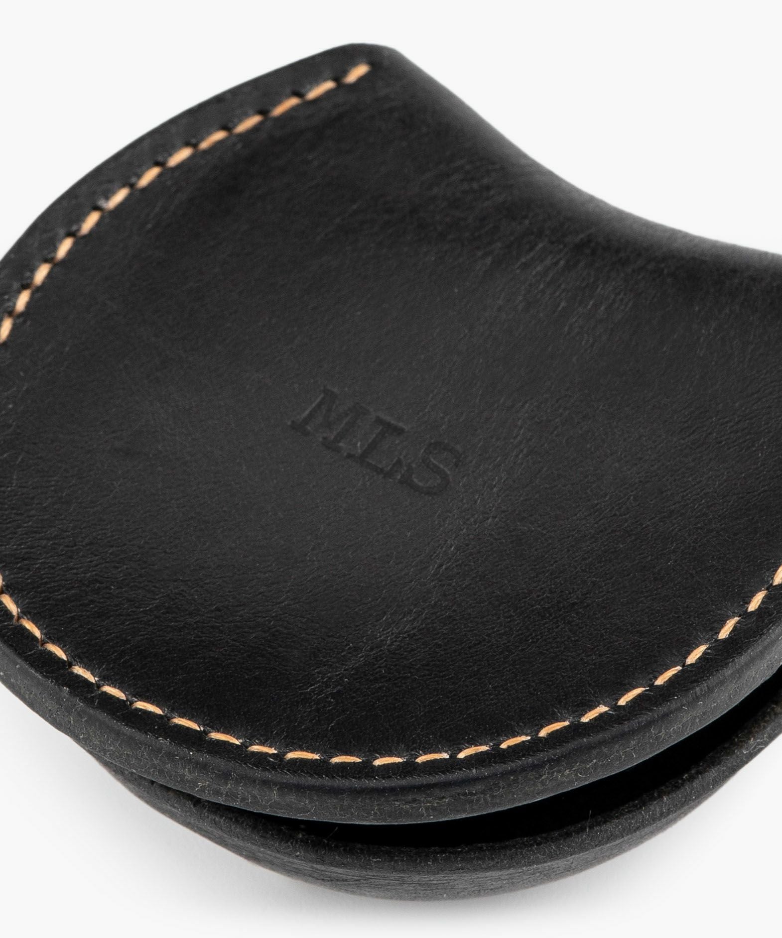 Color（ブッテーロ）：Nero、糸色：ハニーキャメル（144）　　刻印イメージ（※「MLS」はサンプル刻印です。ご指定の刻印が入ります）