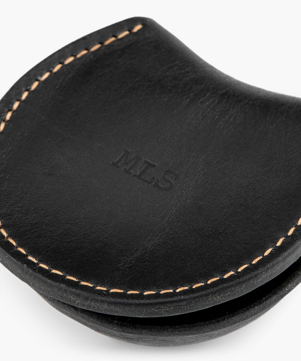 Color（ブッテーロ）：Nero、糸色：ハニーキャメル（144）　　刻印イメージ（※「MLS」はサンプル刻印です。ご指定の刻印が入ります）