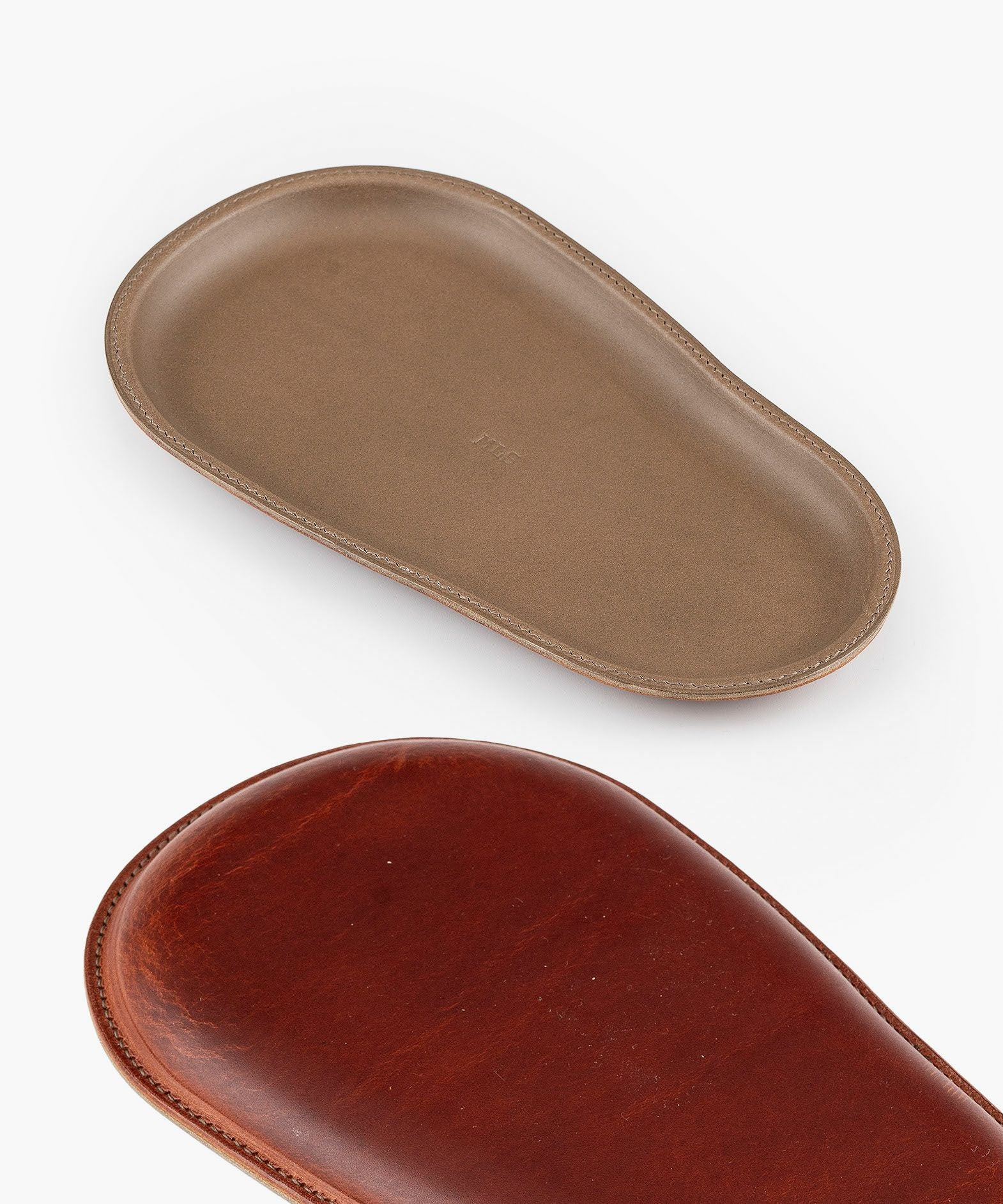 表面（ブッテーロ）：Grey、裏面（マレンマ）：Red Brown、糸色：トープ（154）　　刻印イメージ（※「MLS」はサンプル刻印です。ご指定の刻印が入ります）