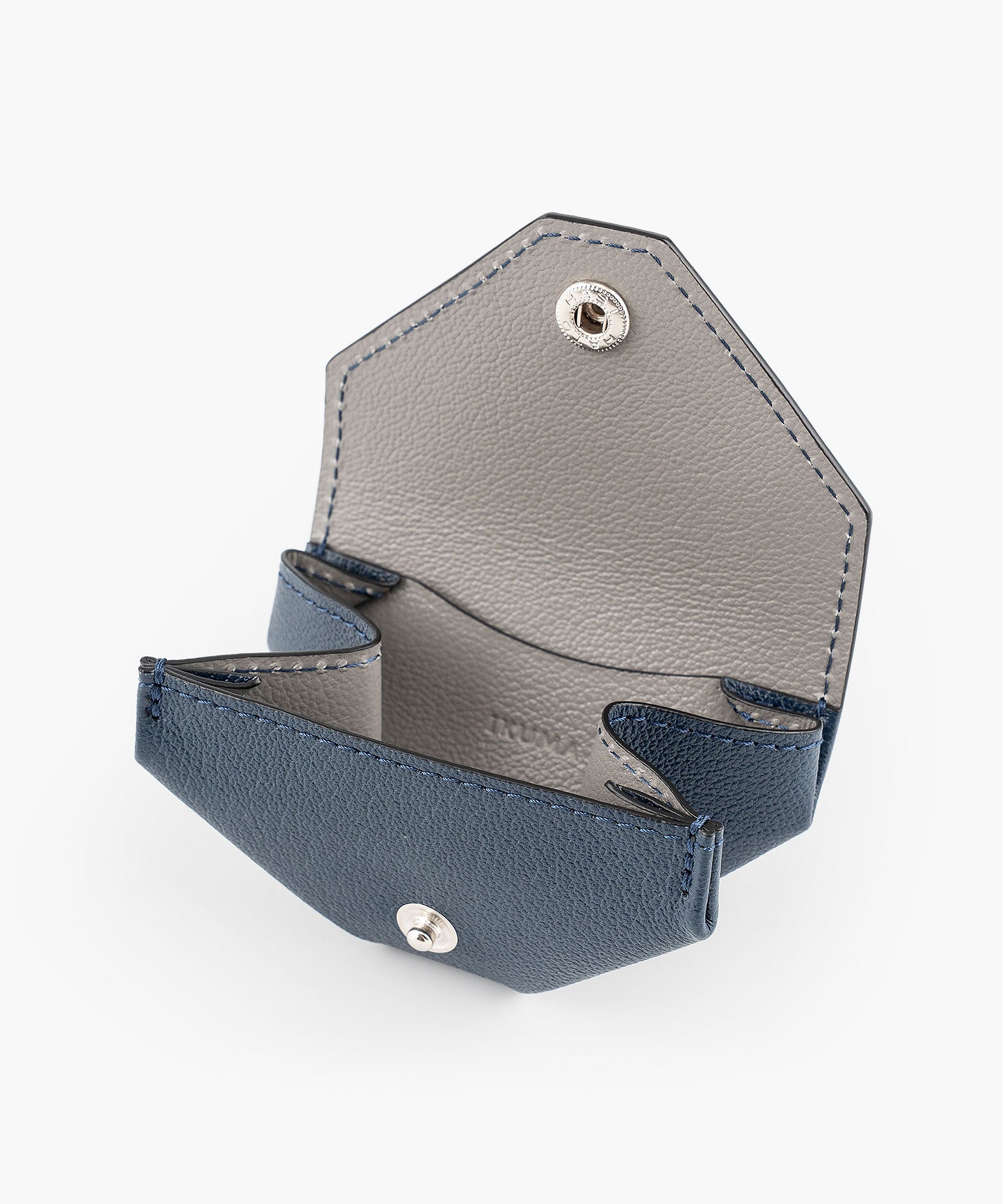 外装：Navy、山頂部分：White