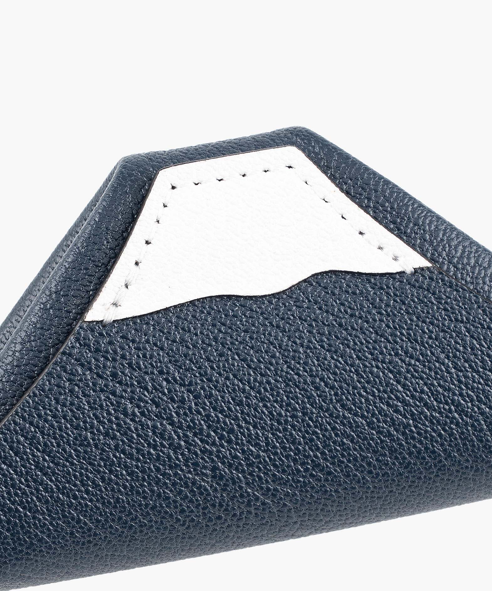 外装：Navy、山頂部分：White