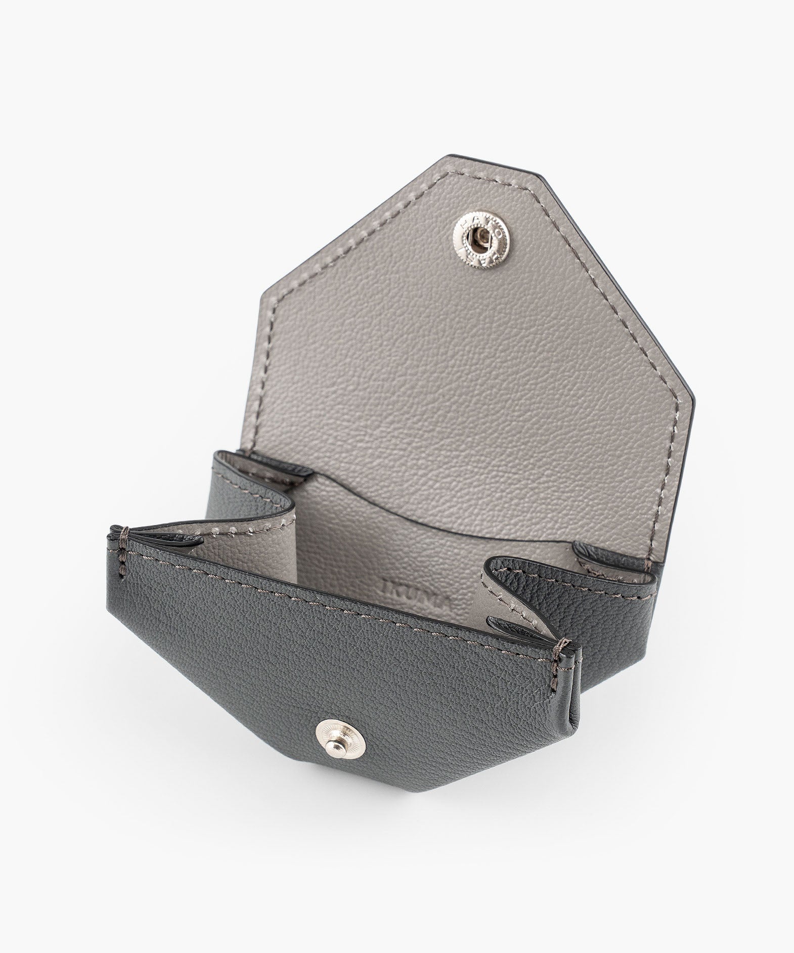 外装：Grey、山頂部分：White